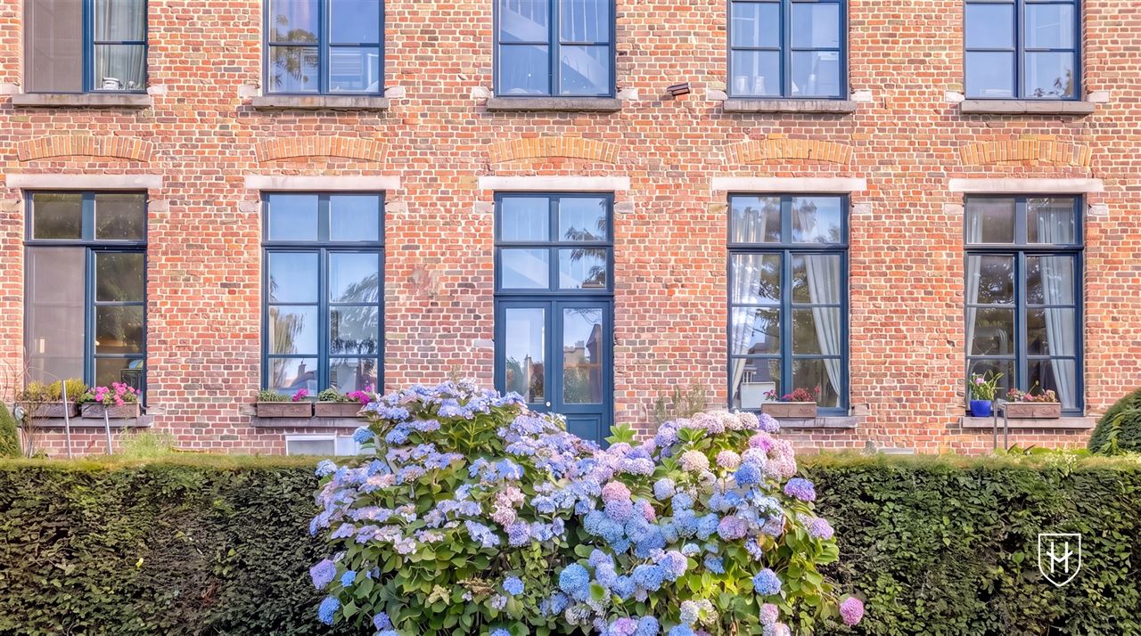 Gelijkvloerse vernieuwde assistentieflat met terras op exclusief 17de eeuws kasteeldomein in het pittoreske Brugge