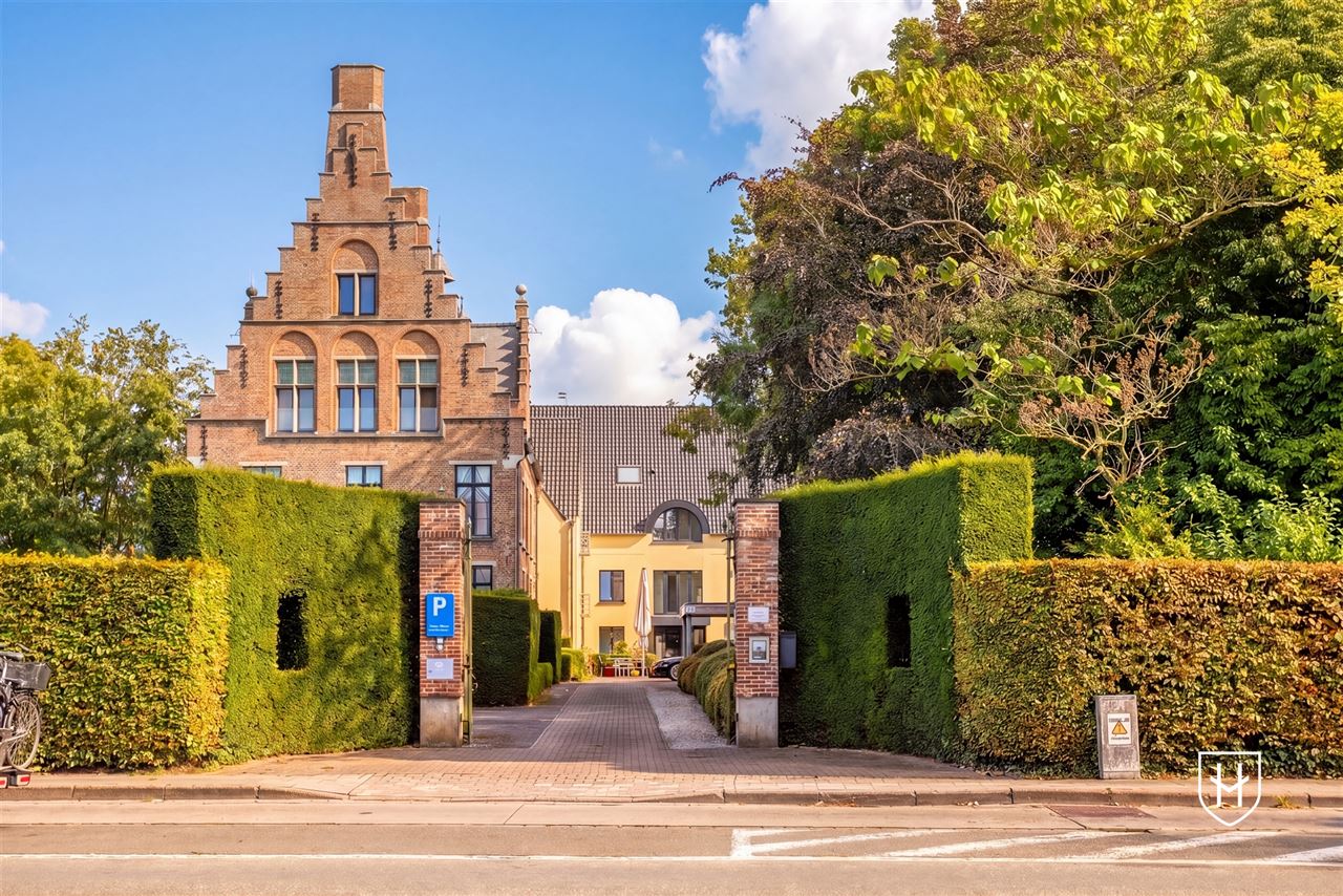 Gelijkvloerse vernieuwde assistentieflat met terras op exclusief 17de eeuws kasteeldomein in het pittoreske Brugge