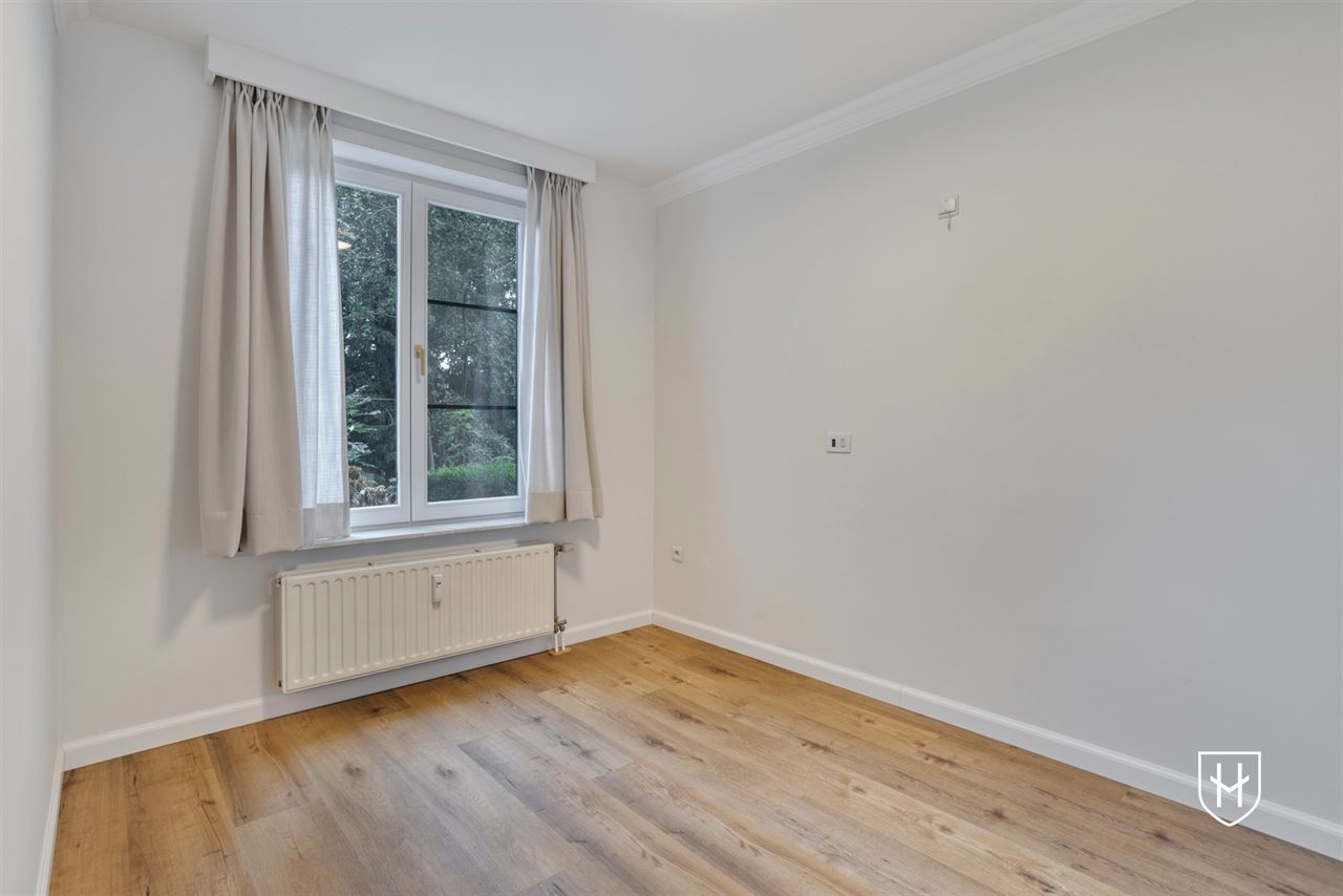 Gelijkvloerse vernieuwde assistentieflat met terras op exclusief 17de eeuws kasteeldomein in het pittoreske Brugge