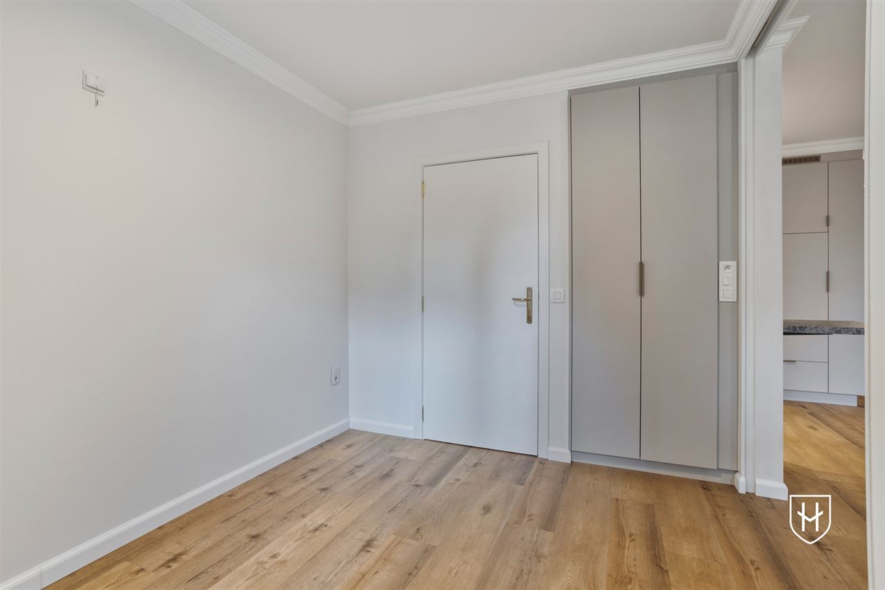 Gelijkvloerse vernieuwde assistentieflat met terras op exclusief 17de eeuws kasteeldomein in het pittoreske Brugge