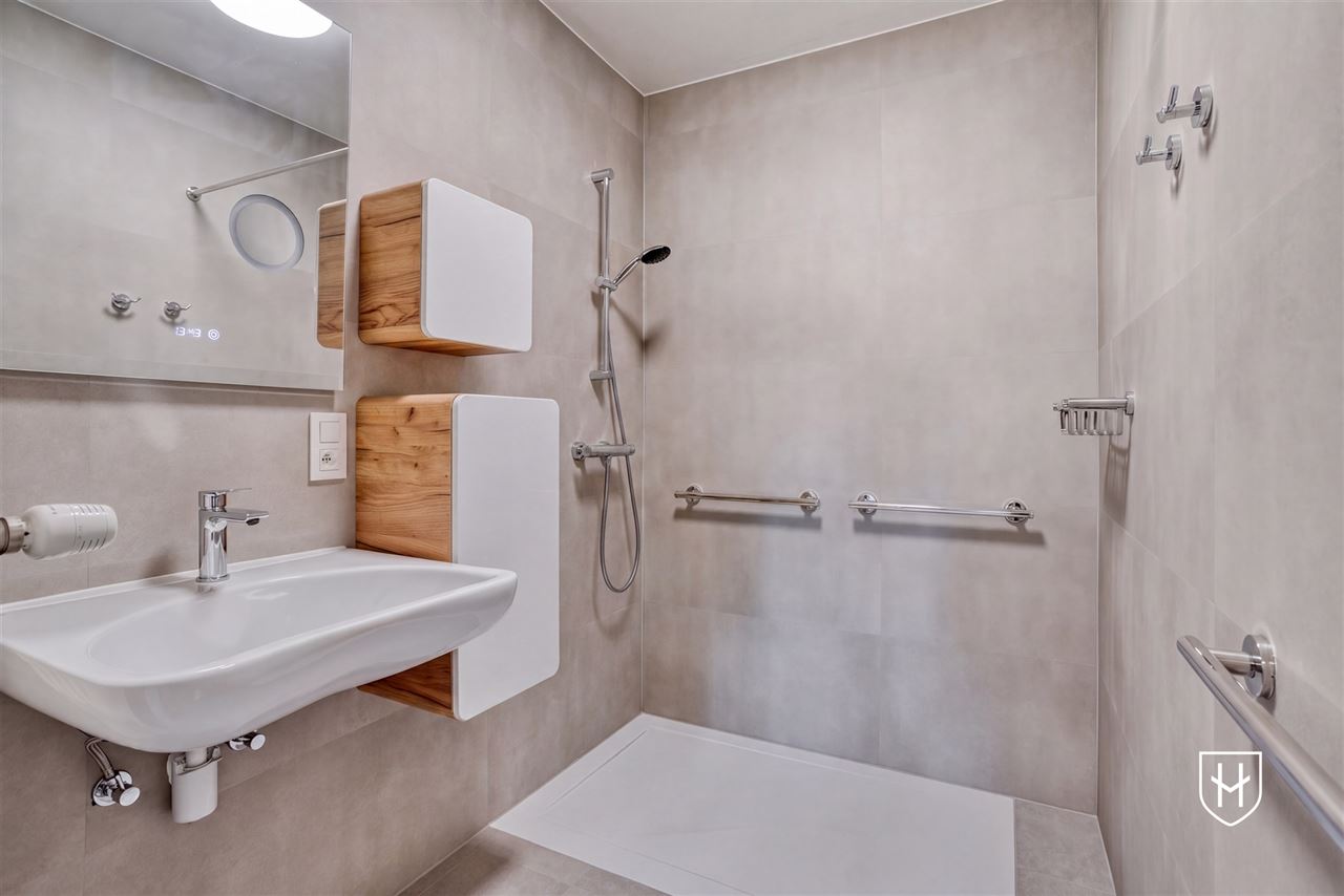 Gelijkvloerse vernieuwde assistentieflat met terras op exclusief 17de eeuws kasteeldomein in het pittoreske Brugge