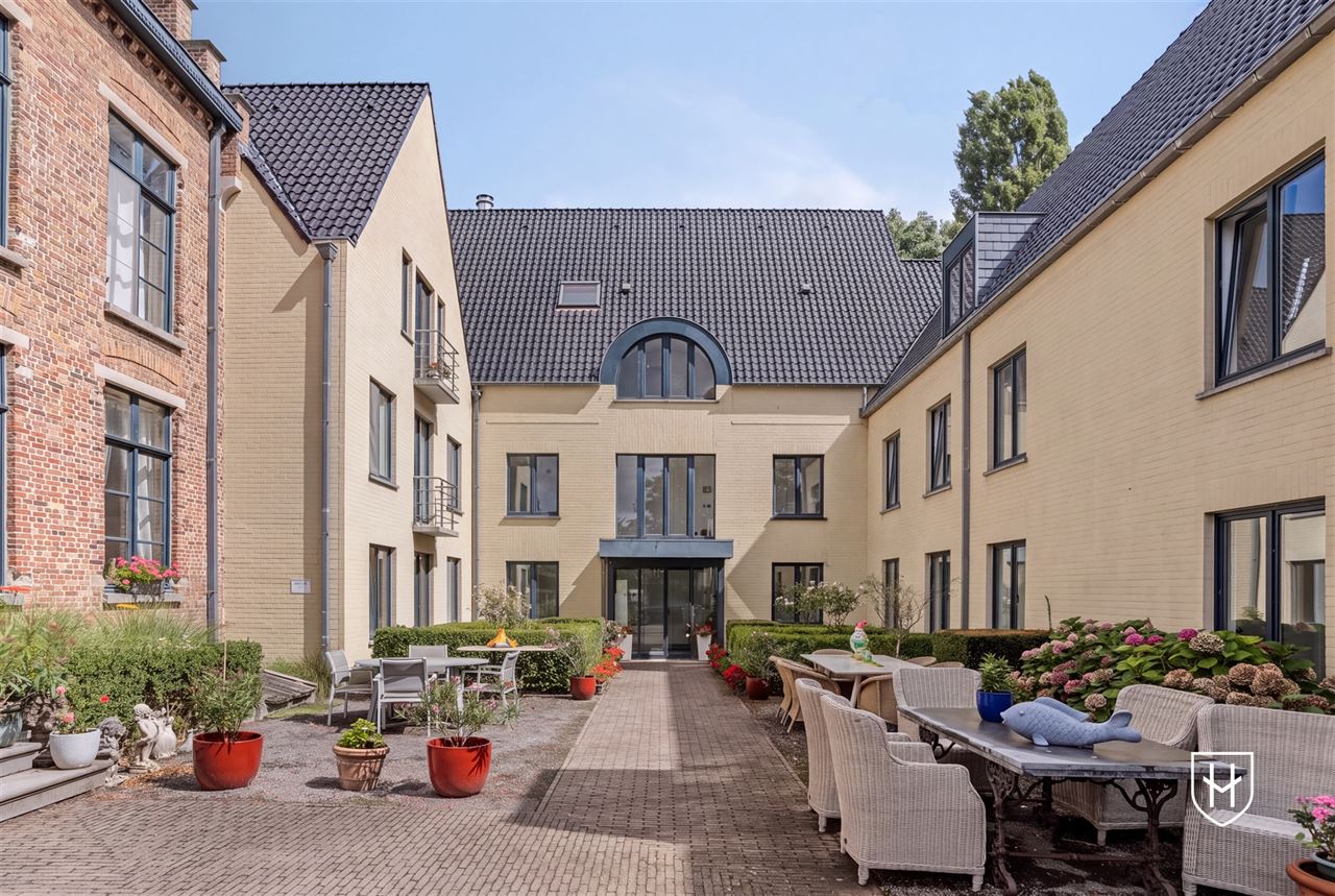Gelijkvloerse vernieuwde assistentieflat met terras op exclusief 17de eeuws kasteeldomein in het pittoreske Brugge
