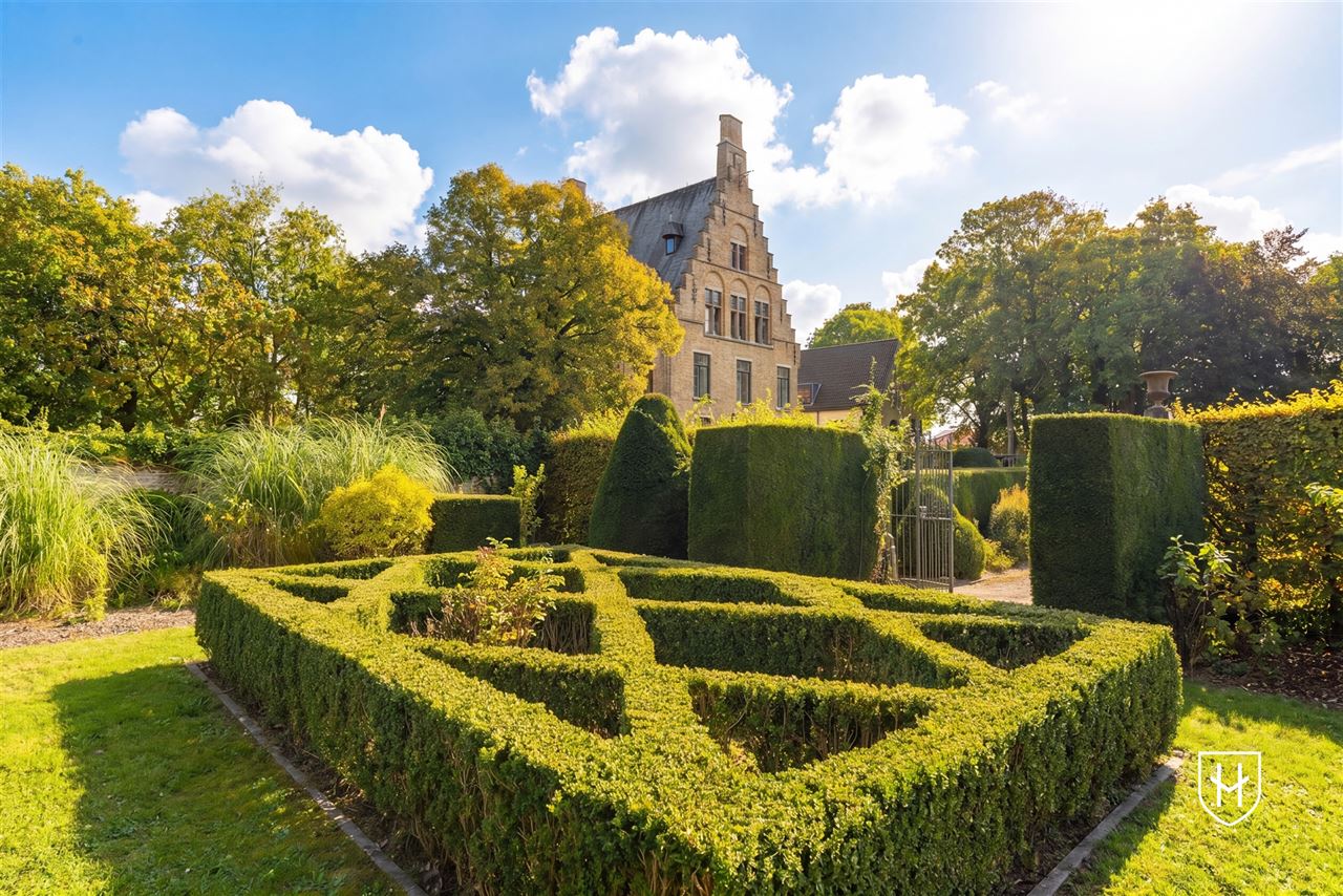 Gelijkvloerse vernieuwde assistentieflat met terras op exclusief 17de eeuws kasteeldomein in het pittoreske Brugge