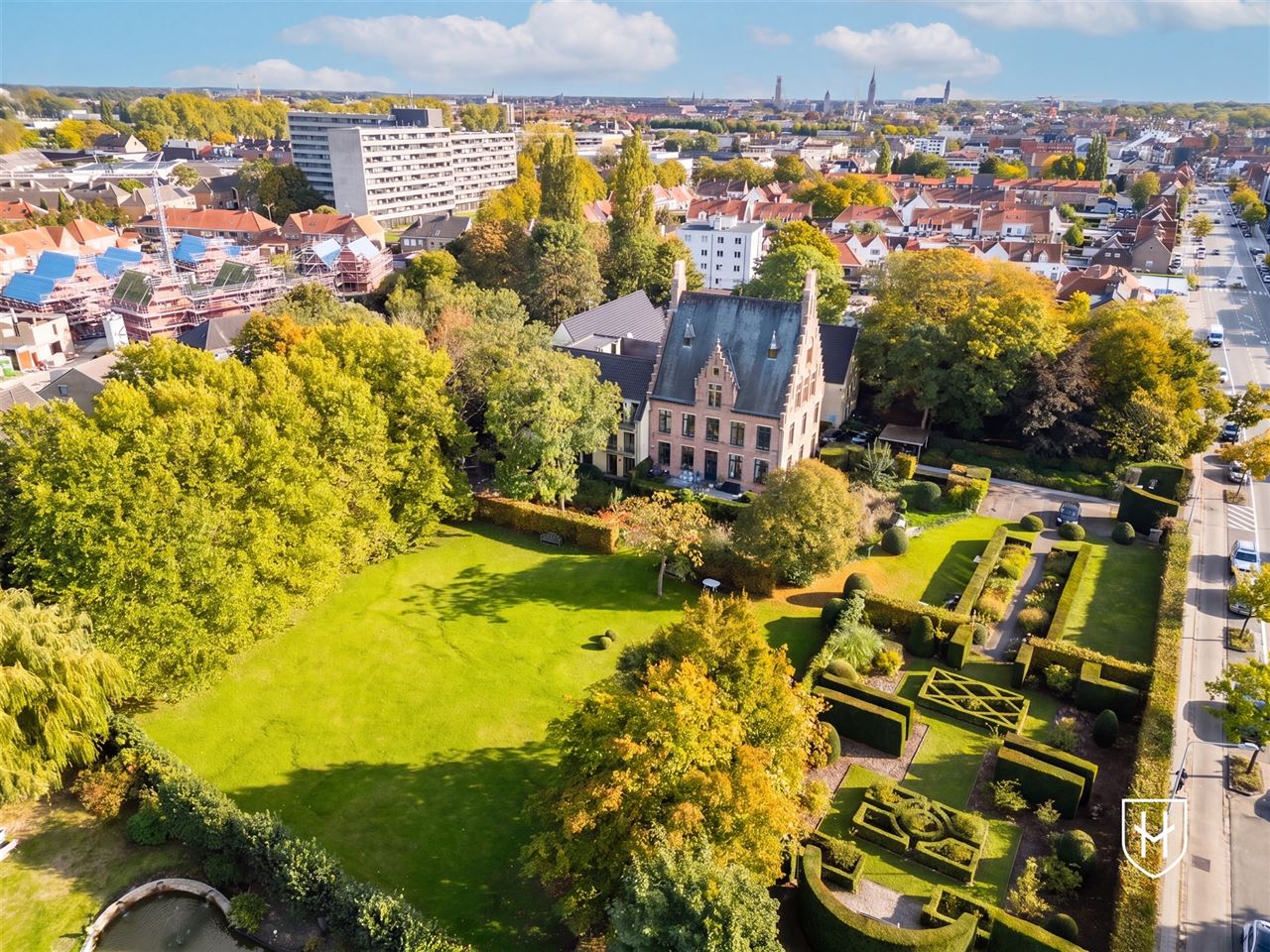 Gelijkvloerse vernieuwde assistentieflat met terras op exclusief 17de eeuws kasteeldomein in het pittoreske Brugge