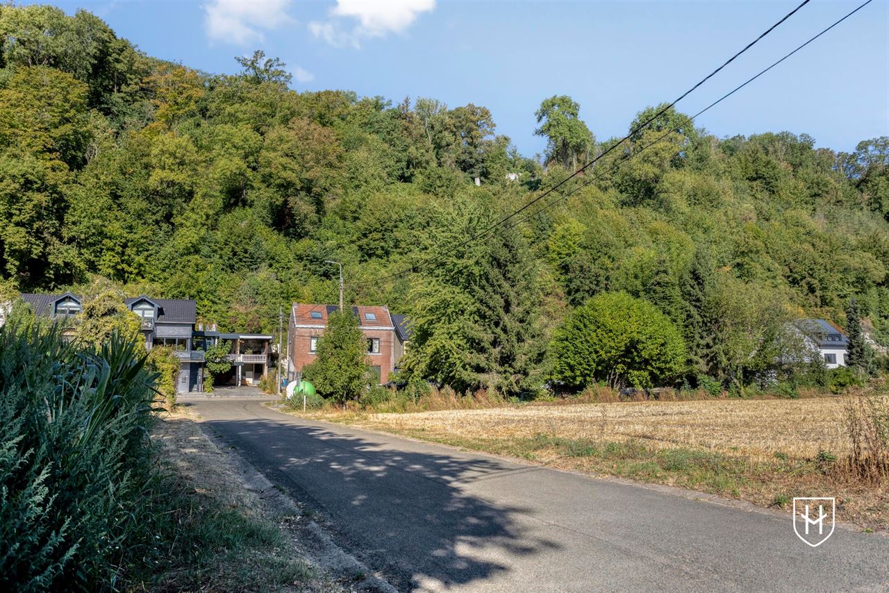 Spacious 3-bedroom duplex penthouse with two bathrooms, ample parking, and a beautiful indoor pool just a stone's throw from Maastricht