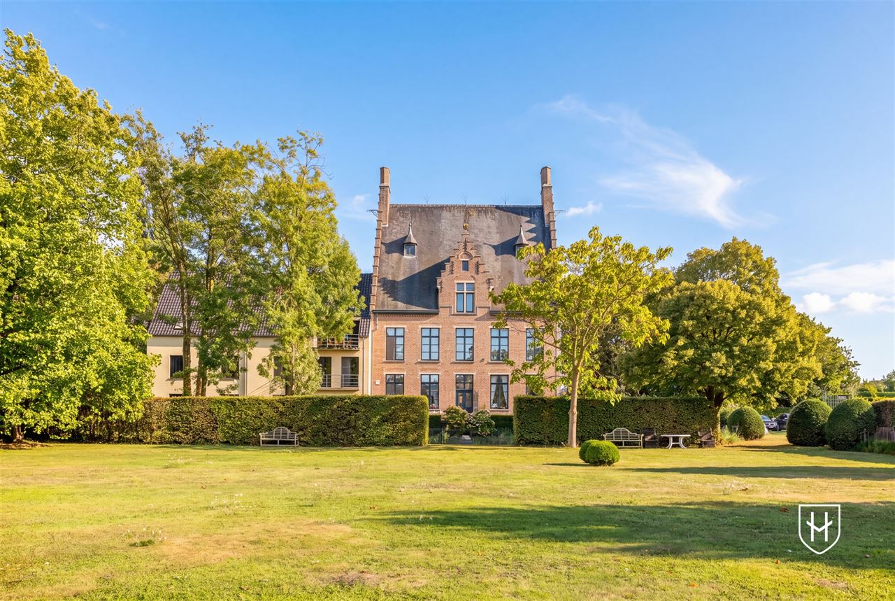 Gelijkvloerse vernieuwde assistentieflat met terras op exclusief 17de eeuws kasteeldomein in het pittoreske Brugge