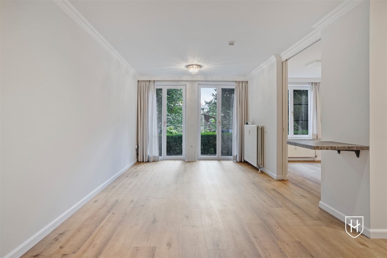 Gelijkvloerse vernieuwde assistentieflat met terras op exclusief 17de eeuws kasteeldomein in het pittoreske Brugge