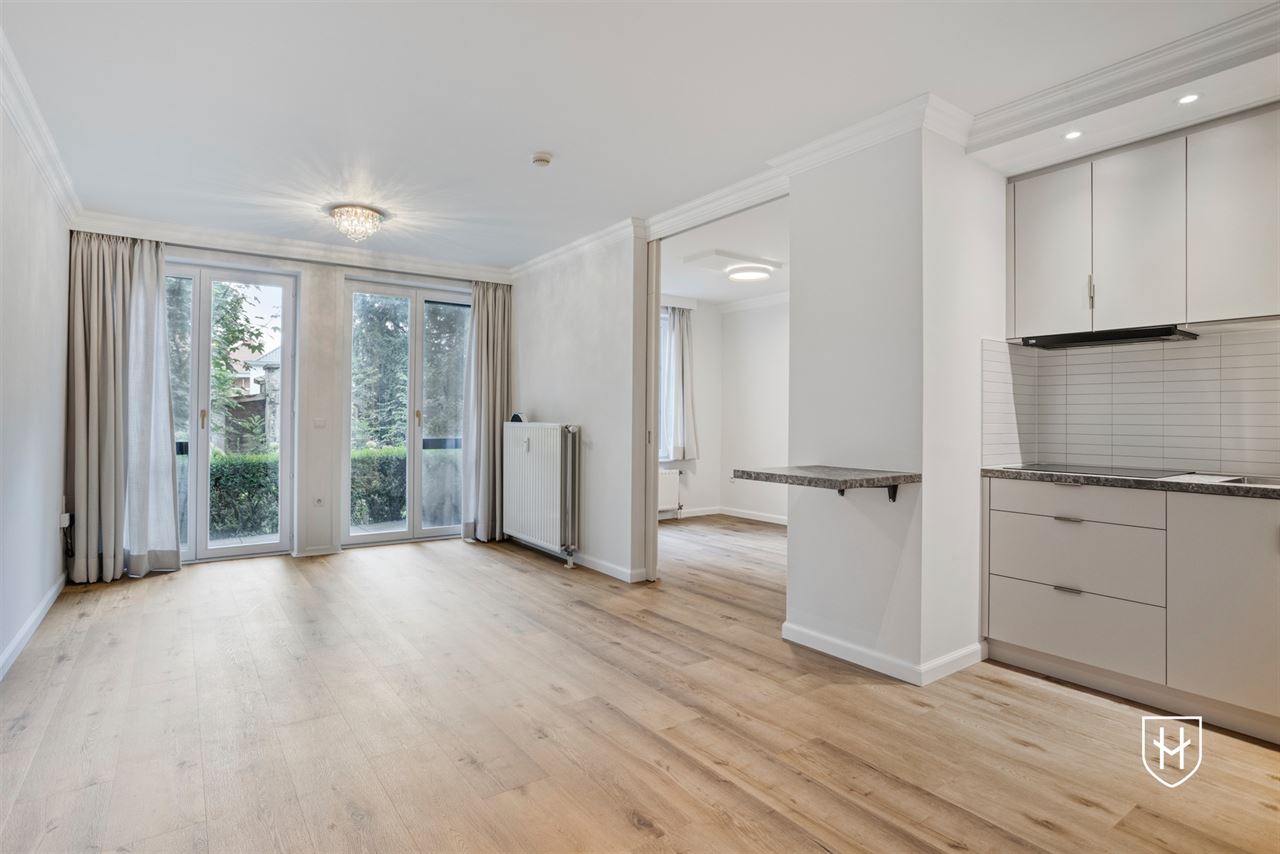 Gelijkvloerse vernieuwde assistentieflat met terras op exclusief 17de eeuws kasteeldomein in het pittoreske Brugge