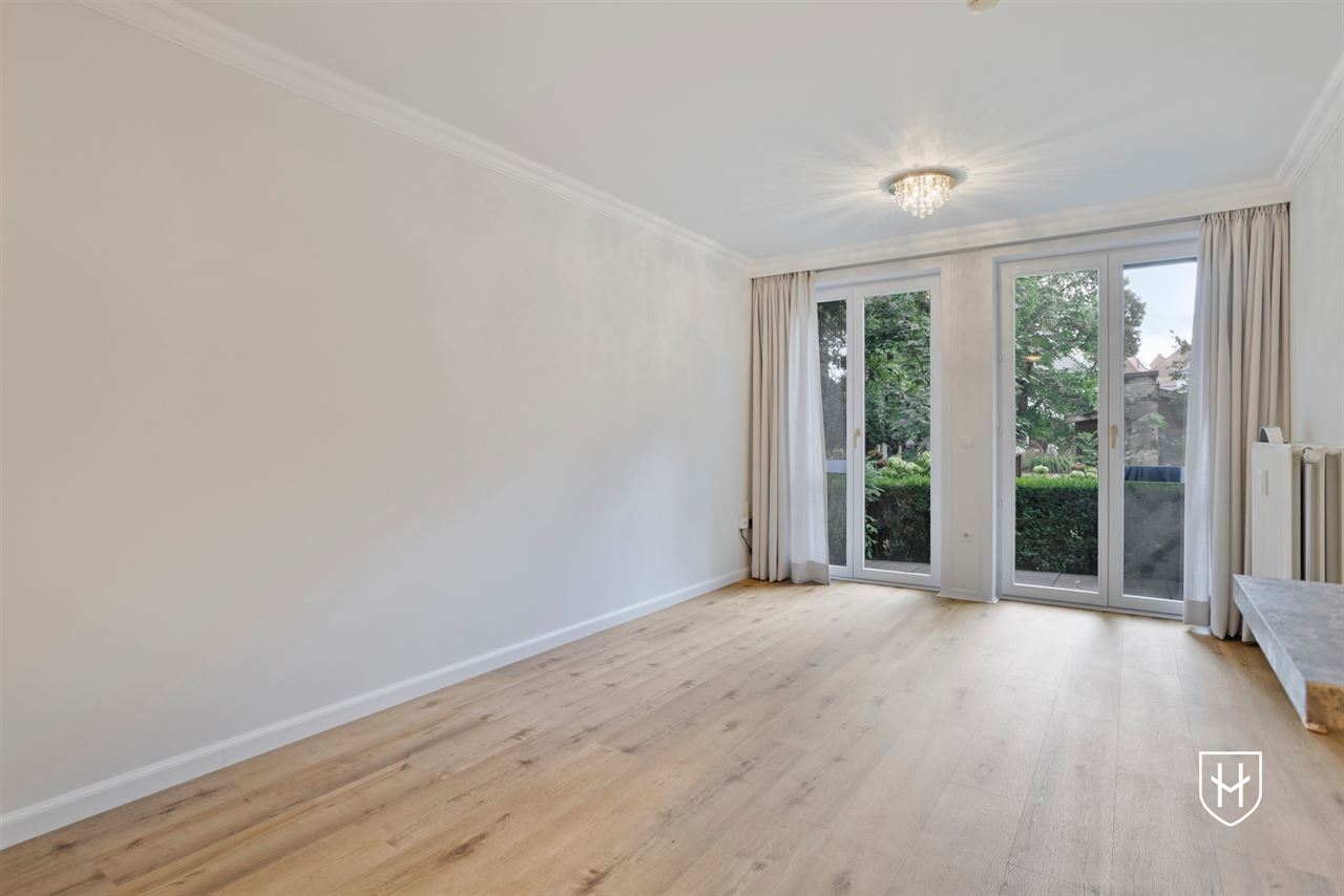 Gelijkvloerse vernieuwde assistentieflat met terras op exclusief 17de eeuws kasteeldomein in het pittoreske Brugge