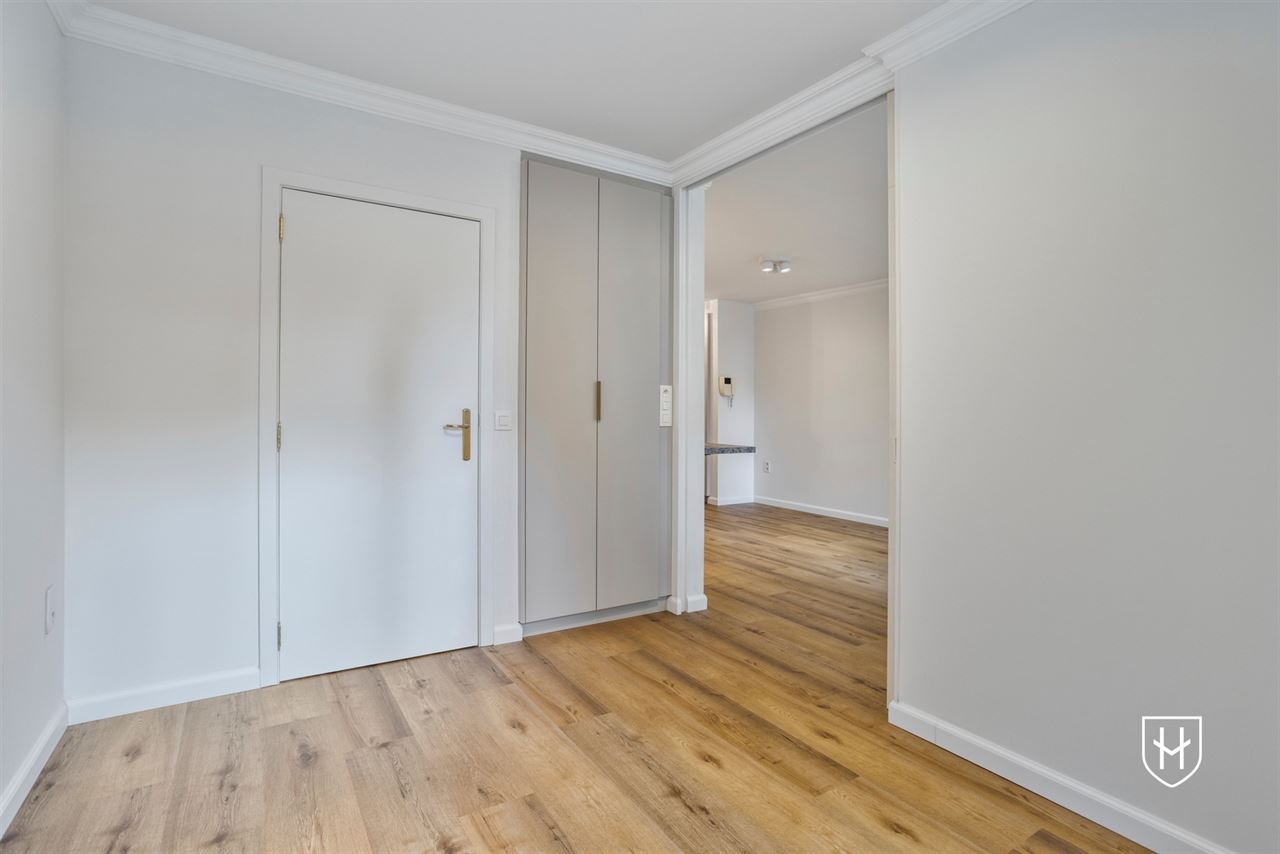 Gelijkvloerse vernieuwde assistentieflat met terras op exclusief 17de eeuws kasteeldomein in het pittoreske Brugge