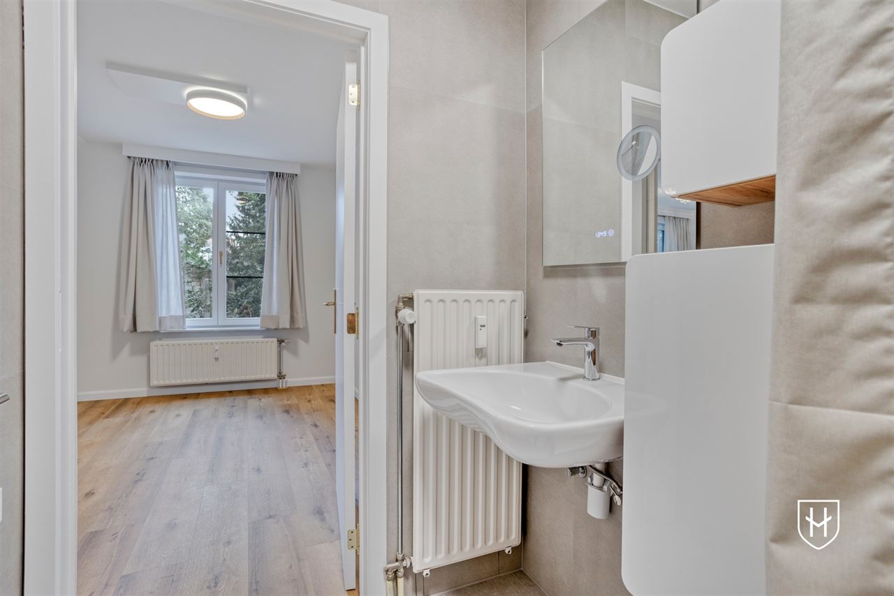 Gelijkvloerse vernieuwde assistentieflat met terras op exclusief 17de eeuws kasteeldomein in het pittoreske Brugge