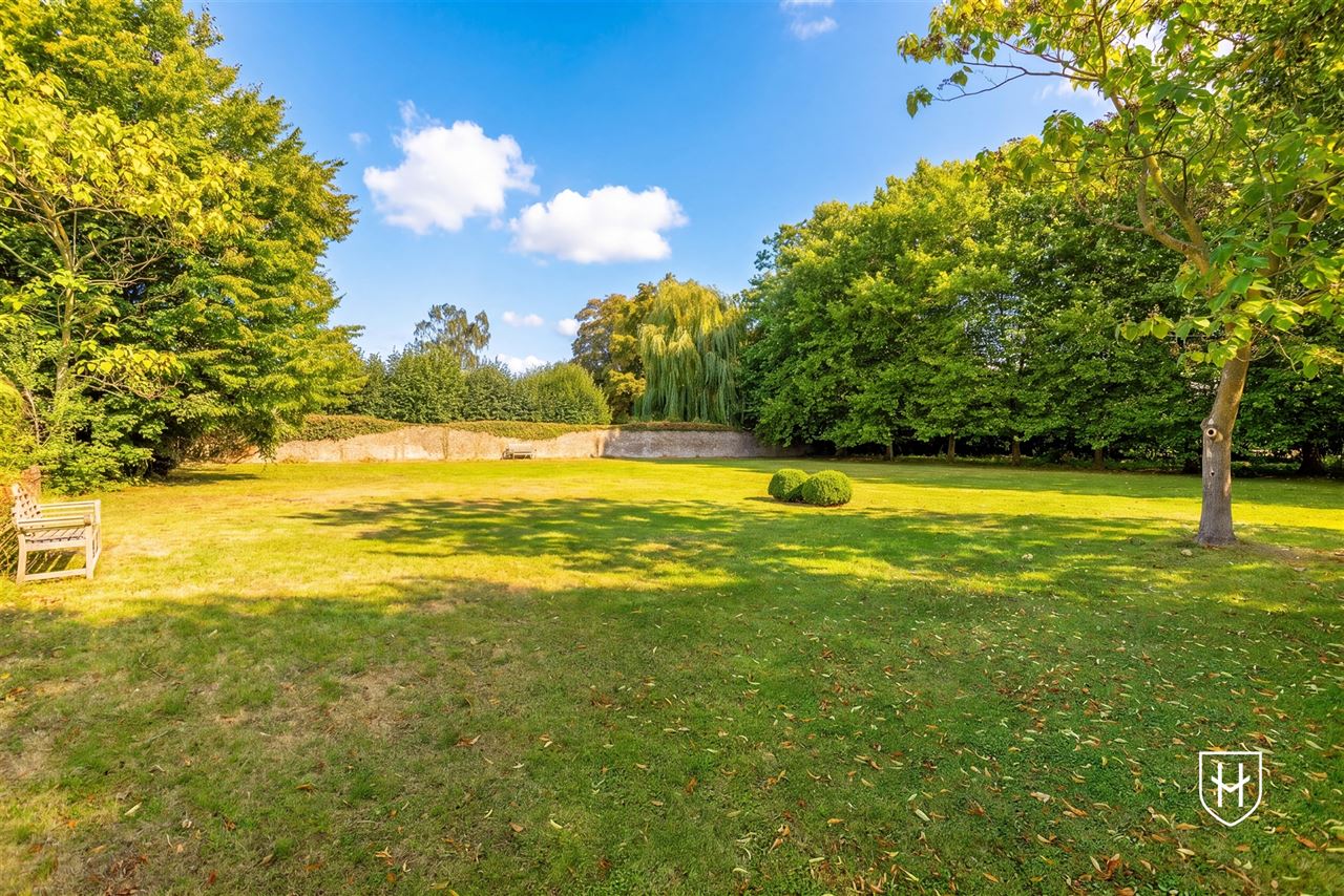 Gelijkvloerse vernieuwde assistentieflat met terras op exclusief 17de eeuws kasteeldomein in het pittoreske Brugge