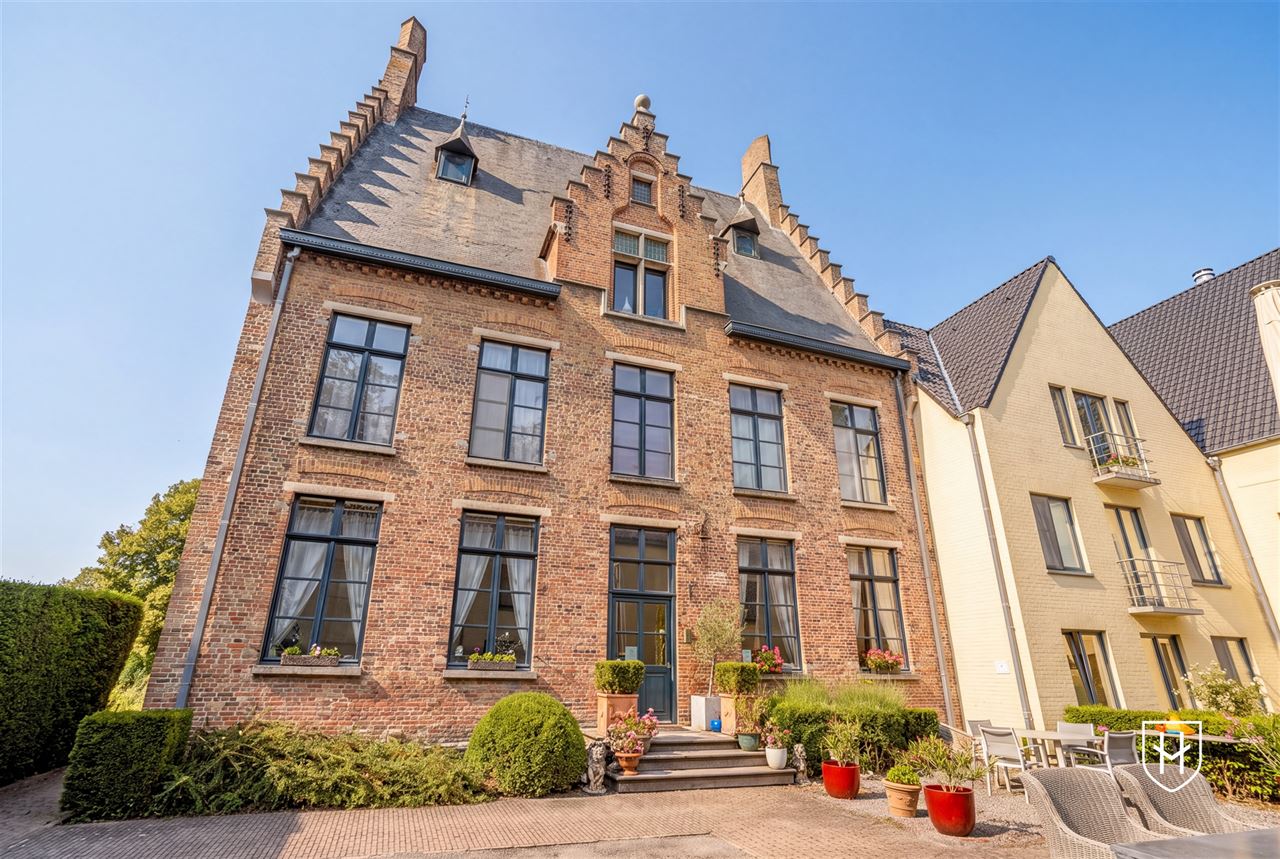 Gelijkvloerse vernieuwde assistentieflat met terras op exclusief 17de eeuws kasteeldomein in het pittoreske Brugge