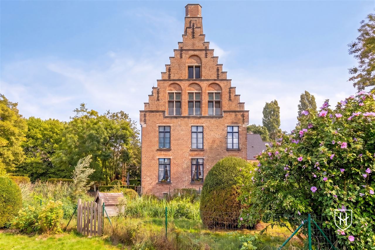 Gelijkvloerse vernieuwde assistentieflat met terras op exclusief 17de eeuws kasteeldomein in het pittoreske Brugge