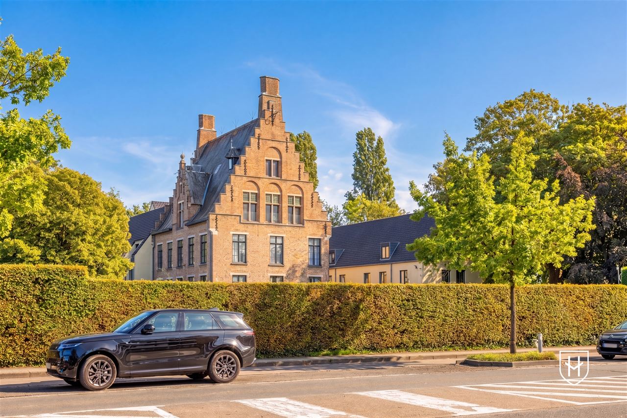 Gelijkvloerse vernieuwde assistentieflat met terras op exclusief 17de eeuws kasteeldomein in het pittoreske Brugge