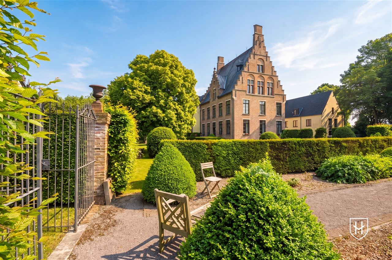 Gelijkvloerse vernieuwde assistentieflat met terras op exclusief 17de eeuws kasteeldomein in het pittoreske Brugge