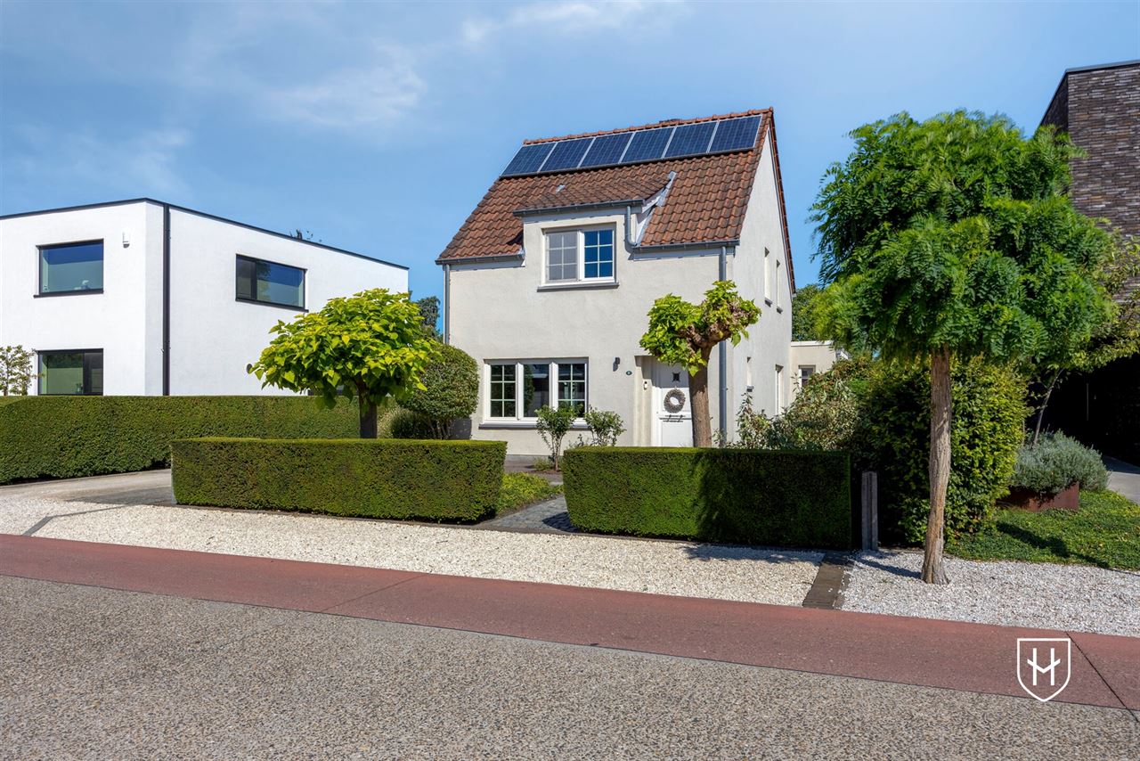Perfect onderhouden en charmante cottage met 3 slaapkamers en prachtig aangelegde tuin in het centrum van Lommel