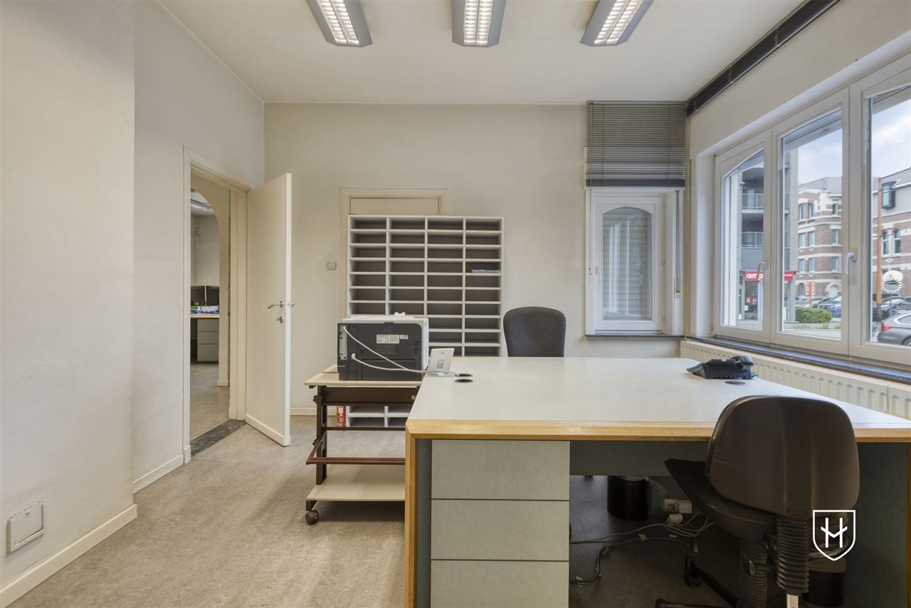 Karaktervol woonhuis met praktijkruimte en grote privé-parking, uitermate centraal gelegen in Maasmechelen