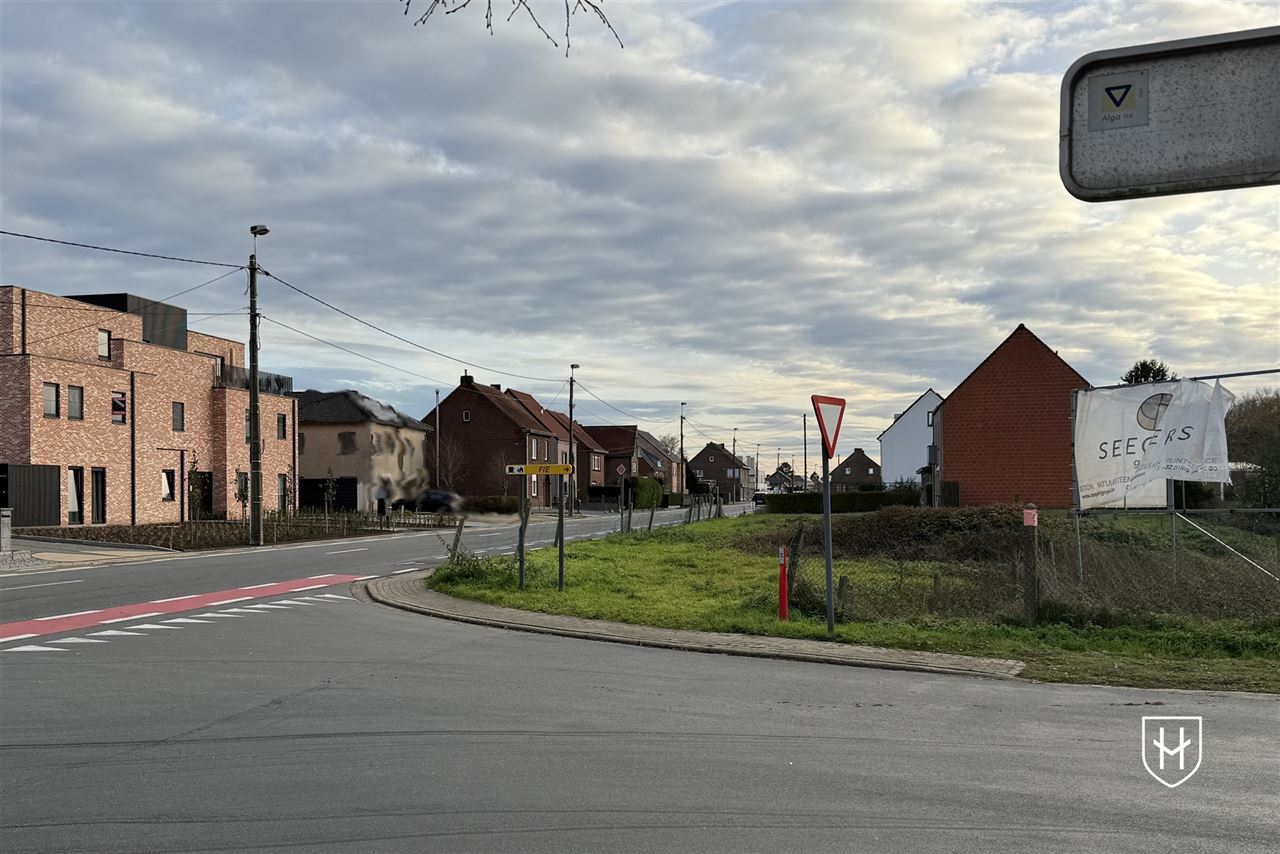 Perceel (project)grond van 12a 76ca (1.276 m²)op zichtlocatie te Rotem met de mogelijkheid om te verkavelen of het ontwikkelen van een appartementencomplex.
