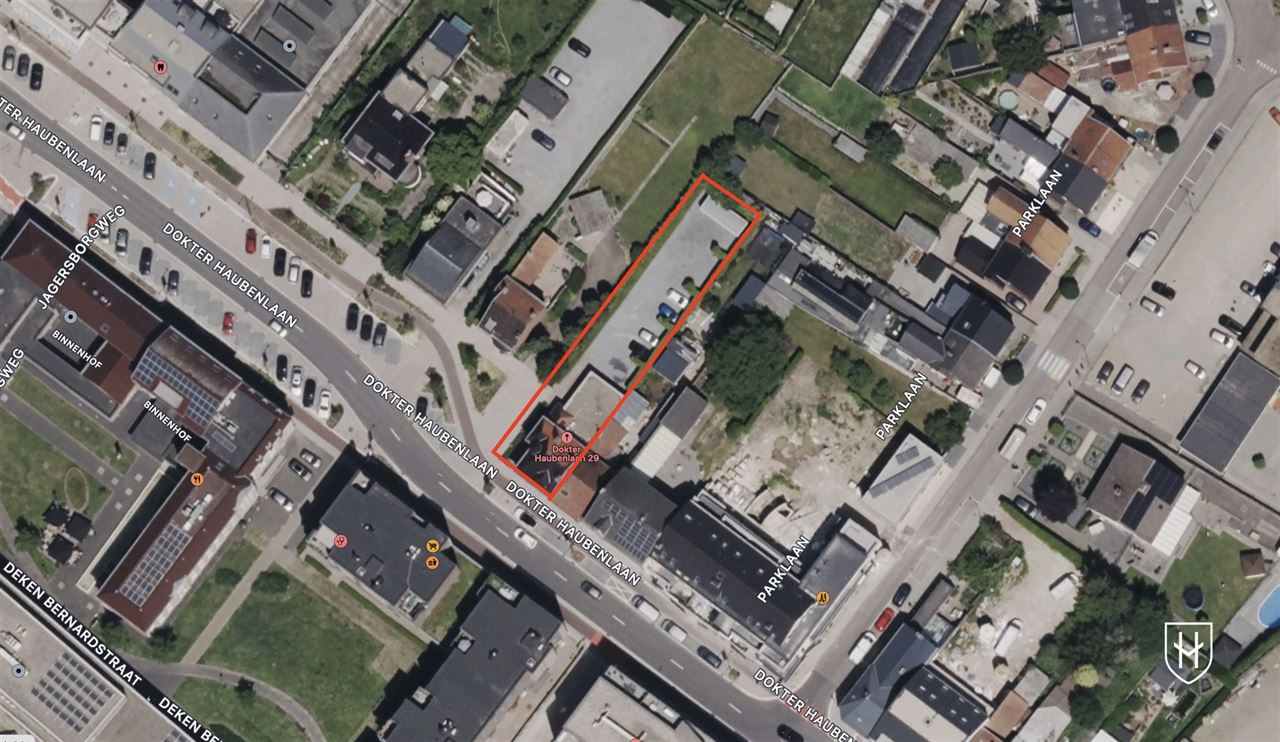 Karaktervol woonhuis met praktijkruimte en grote privé-parking, uitermate centraal gelegen in Maasmechelen