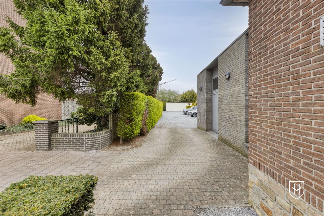 Immeuble de bureaux de caractère doté d'un grand parking privé, bénéficiant d'un emplacement extrêmement central à Maasmechelen