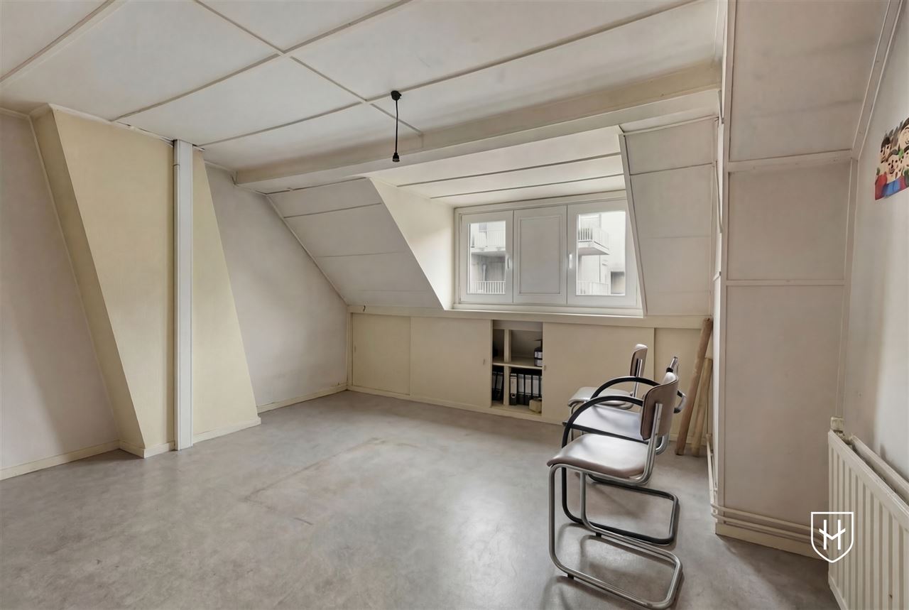 Immeuble de bureaux de caractère doté d'un grand parking privé, bénéficiant d'un emplacement extrêmement central à Maasmechelen