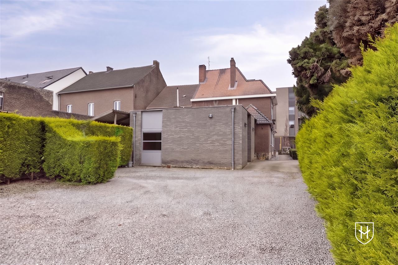 Immeuble de bureaux de caractère doté d'un grand parking privé, bénéficiant d'un emplacement extrêmement central à Maasmechelen
