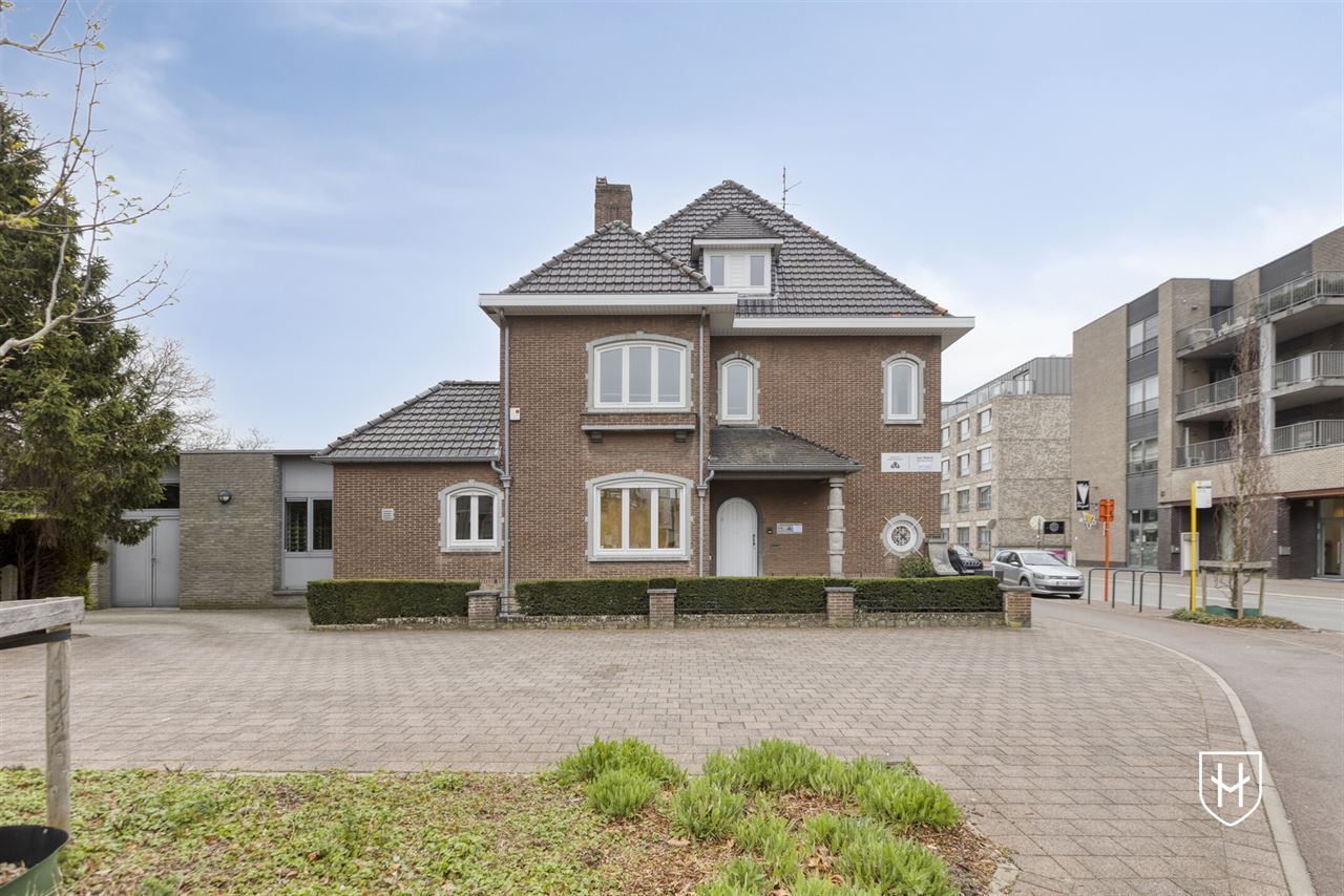 Immeuble de bureaux de caractère doté d'un grand parking privé, bénéficiant d'un emplacement extrêmement central à Maasmechelen