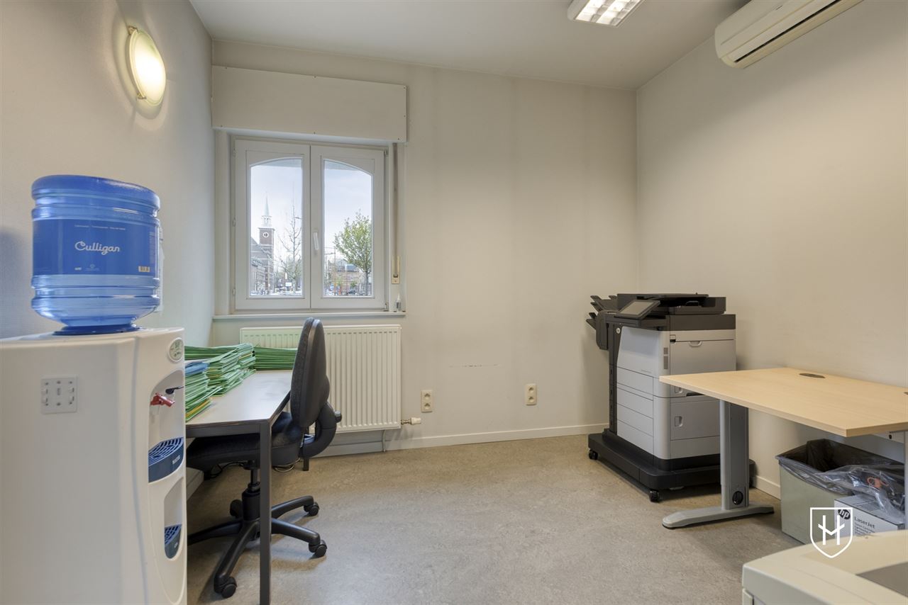 Immeuble de bureaux de caractère doté d'un grand parking privé, bénéficiant d'un emplacement extrêmement central à Maasmechelen