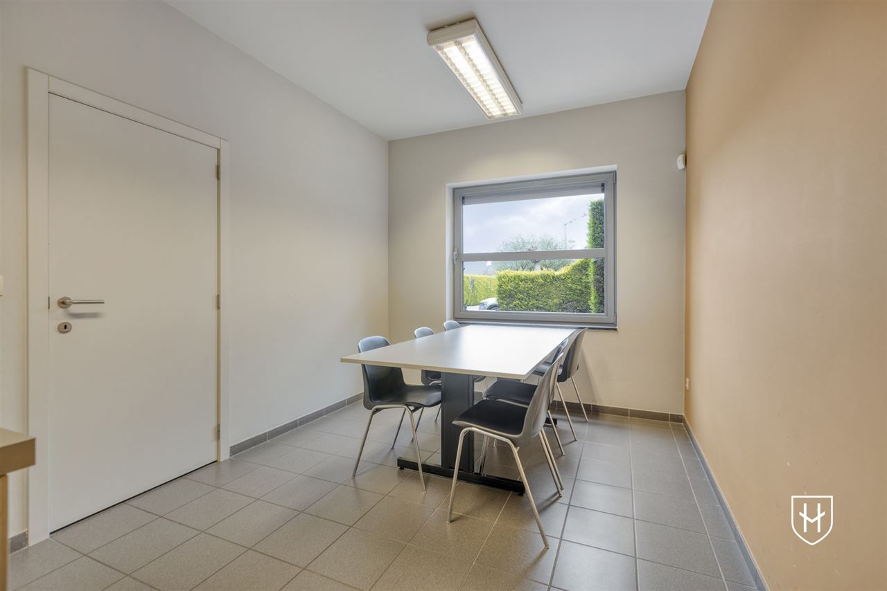 Immeuble de bureaux de caractère doté d'un grand parking privé, bénéficiant d'un emplacement extrêmement central à Maasmechelen