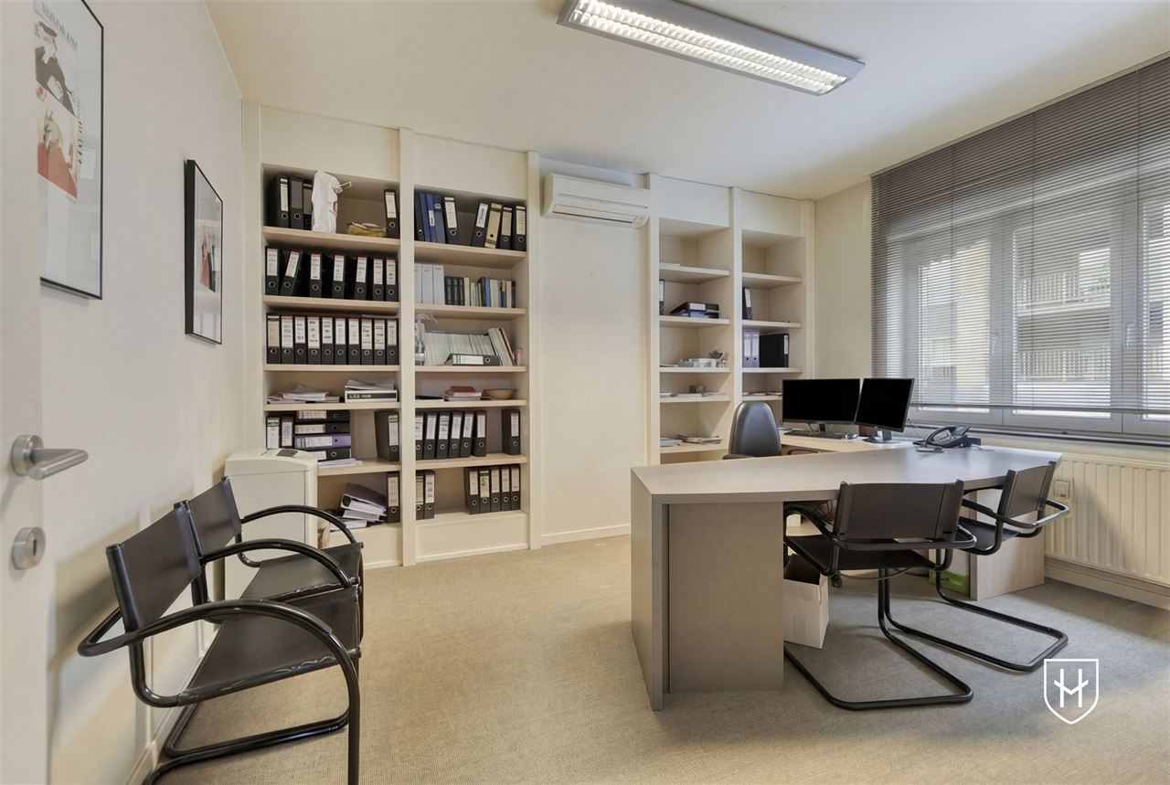 Immeuble de bureaux de caractère doté d'un grand parking privé, bénéficiant d'un emplacement extrêmement central à Maasmechelen