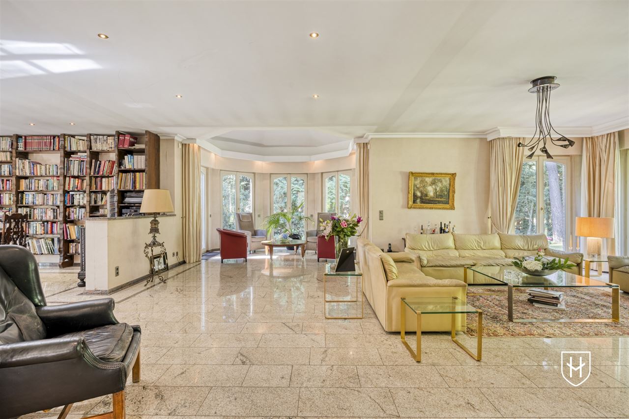 Exclusieve, royale villa in prestigieuze villawijk te Maasmechelen gelegen op een prachtig perceel van 3.859 m², grenzend aan een bosrijk natuurgebied.