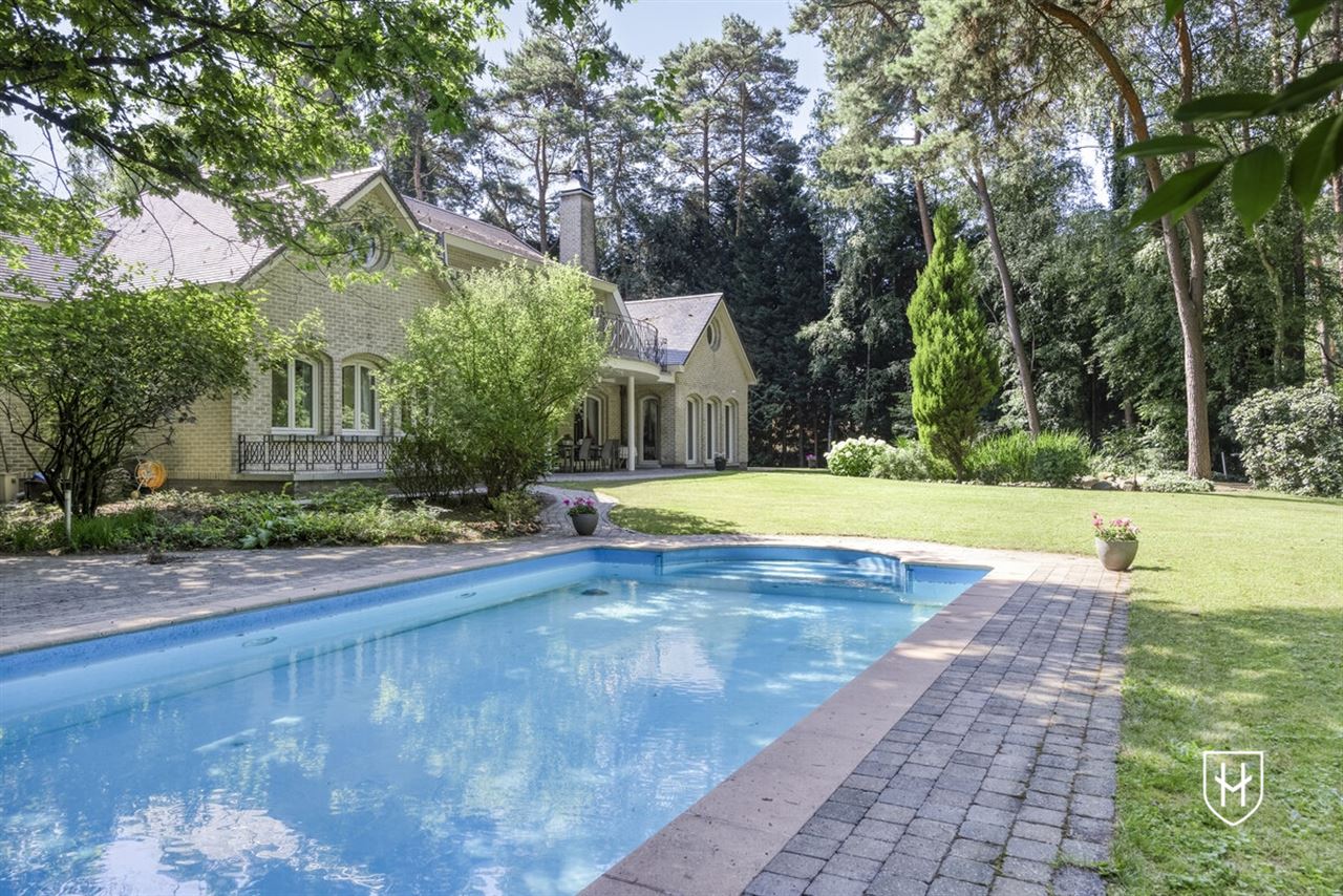 Exclusieve, royale villa in prestigieuze villawijk te Maasmechelen gelegen op een prachtig perceel van 3.859 m², grenzend aan een bosrijk natuurgebied.