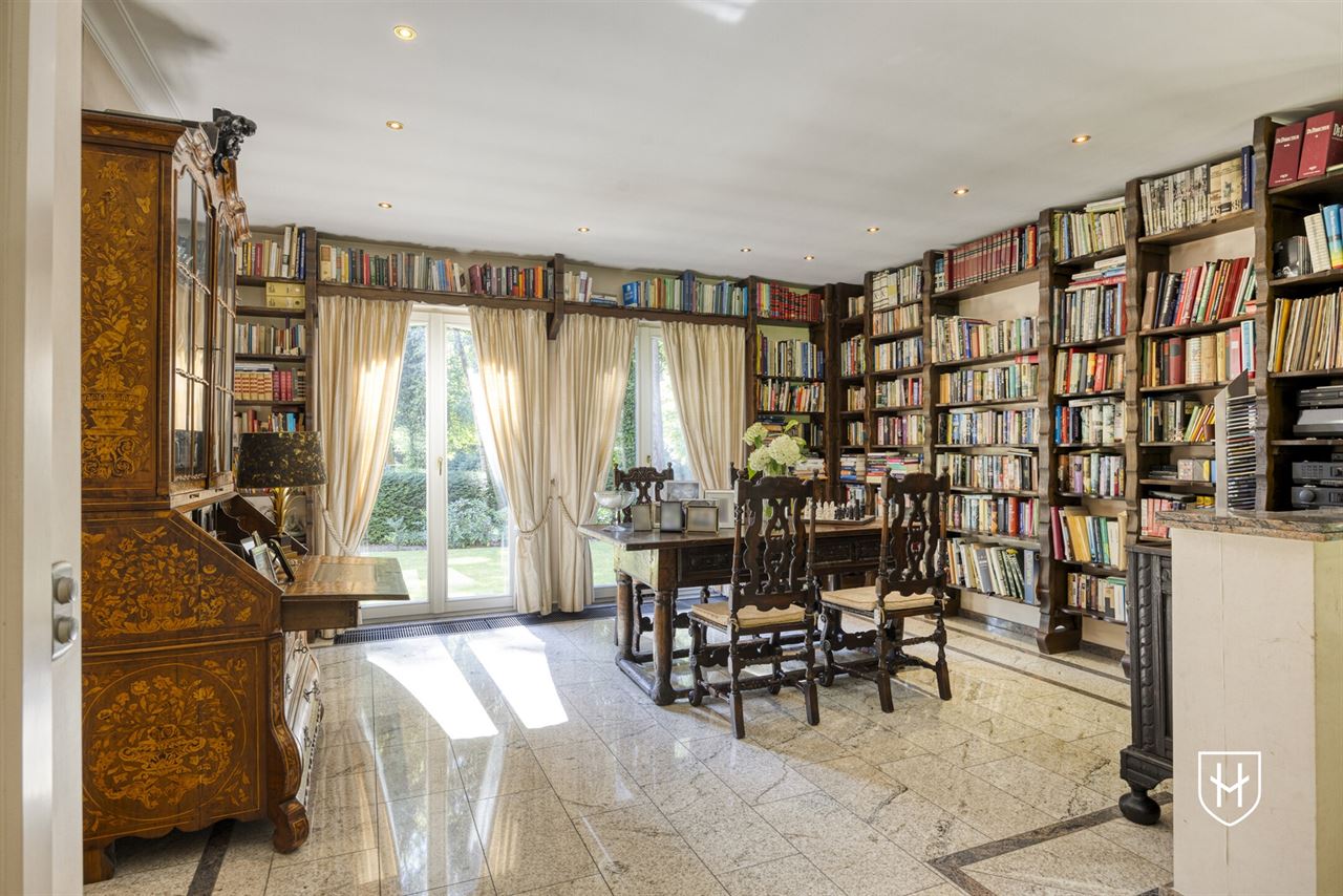 Exclusieve, royale villa in prestigieuze villawijk te Maasmechelen gelegen op een prachtig perceel van 3.859 m², grenzend aan een bosrijk natuurgebied.