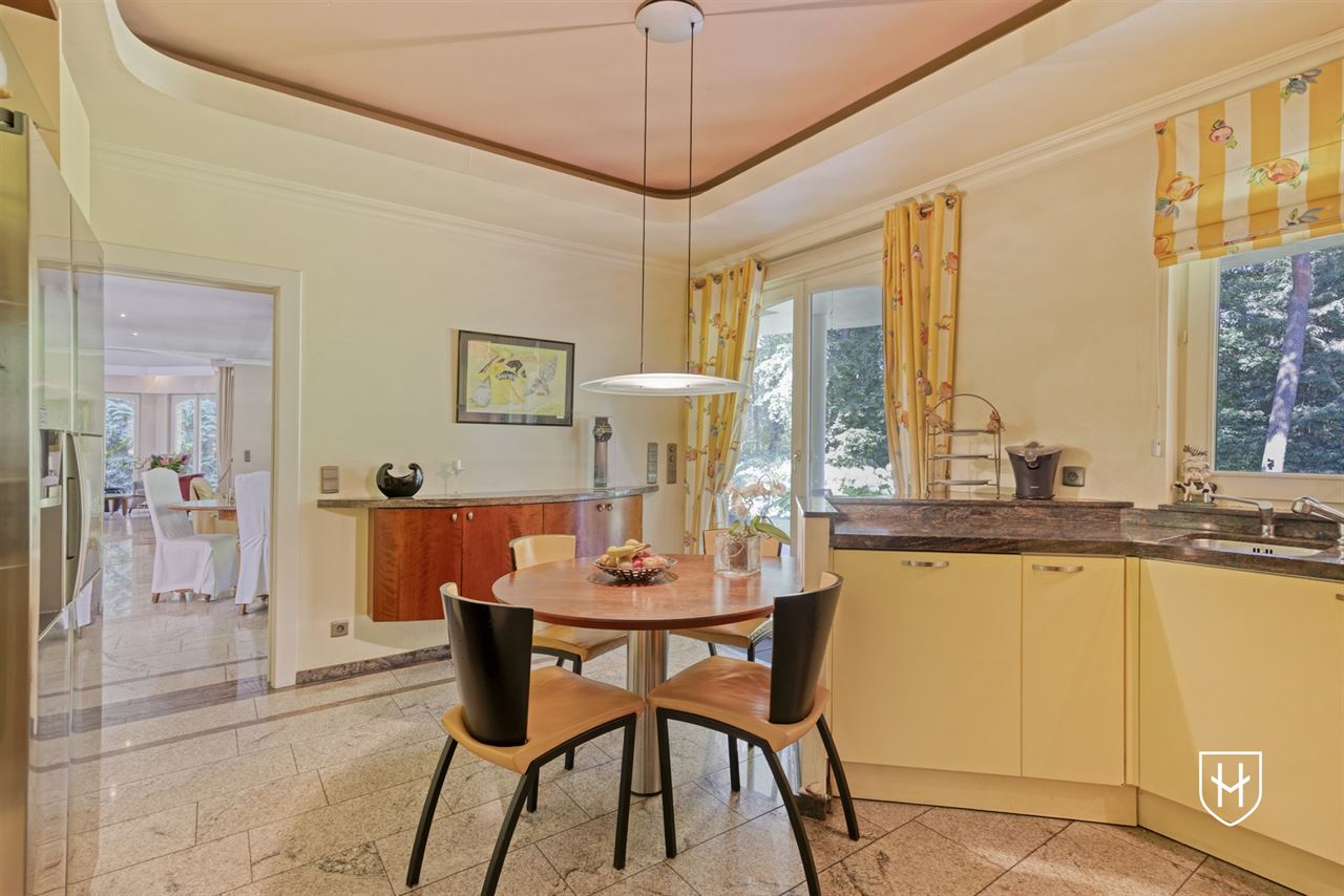 Exclusieve, royale villa in prestigieuze villawijk te Maasmechelen gelegen op een prachtig perceel van 3.859 m², grenzend aan een bosrijk natuurgebied.