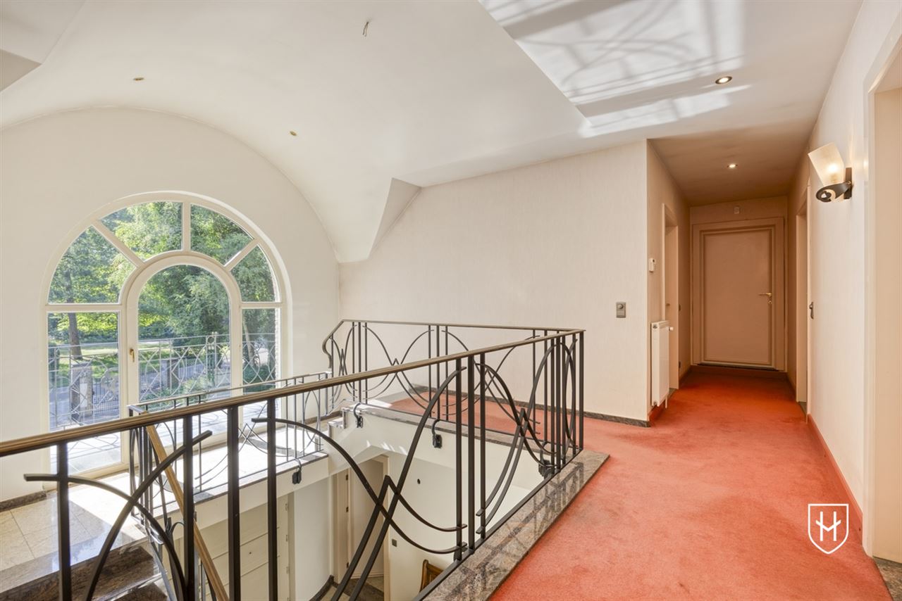 Exclusieve, royale villa in prestigieuze villawijk te Maasmechelen gelegen op een prachtig perceel van 3.859 m², grenzend aan een bosrijk natuurgebied.