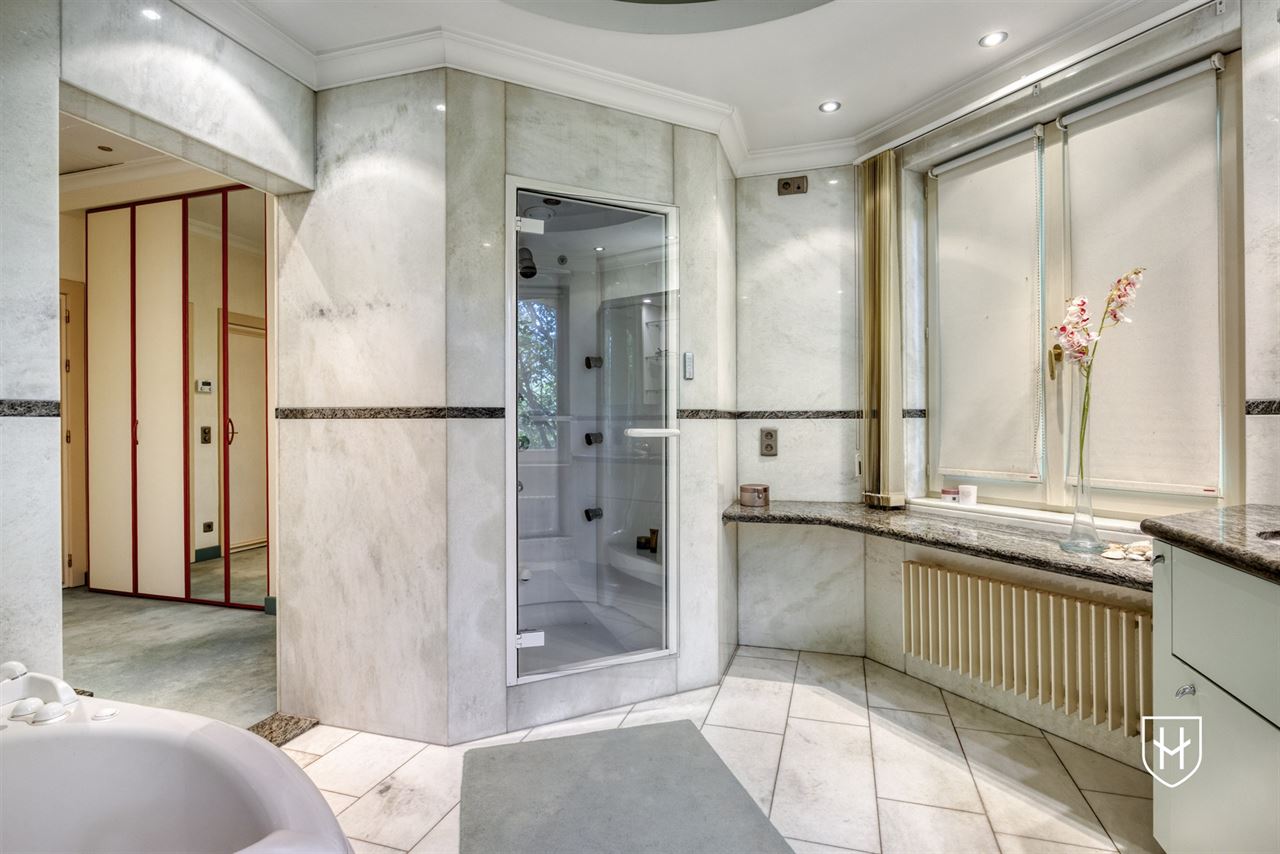 Exclusieve, royale villa in prestigieuze villawijk te Maasmechelen gelegen op een prachtig perceel van 3.859 m², grenzend aan een bosrijk natuurgebied.