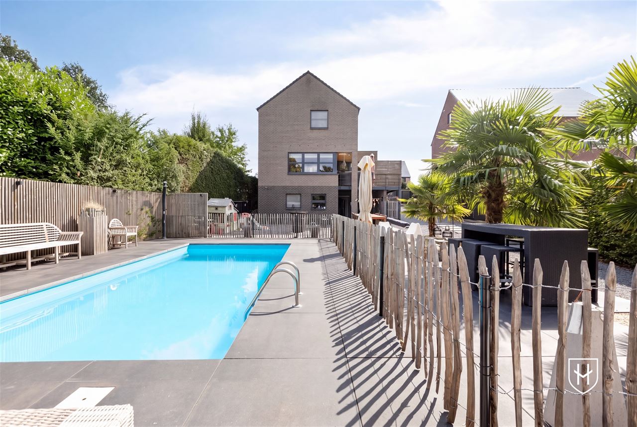 Royale (kangoeroe)woning met paardenweide, 6 slaapkamers, riant souterrain en dubbele garage, op een unieke locatie aan de bosrand van Lanaken-Gellik