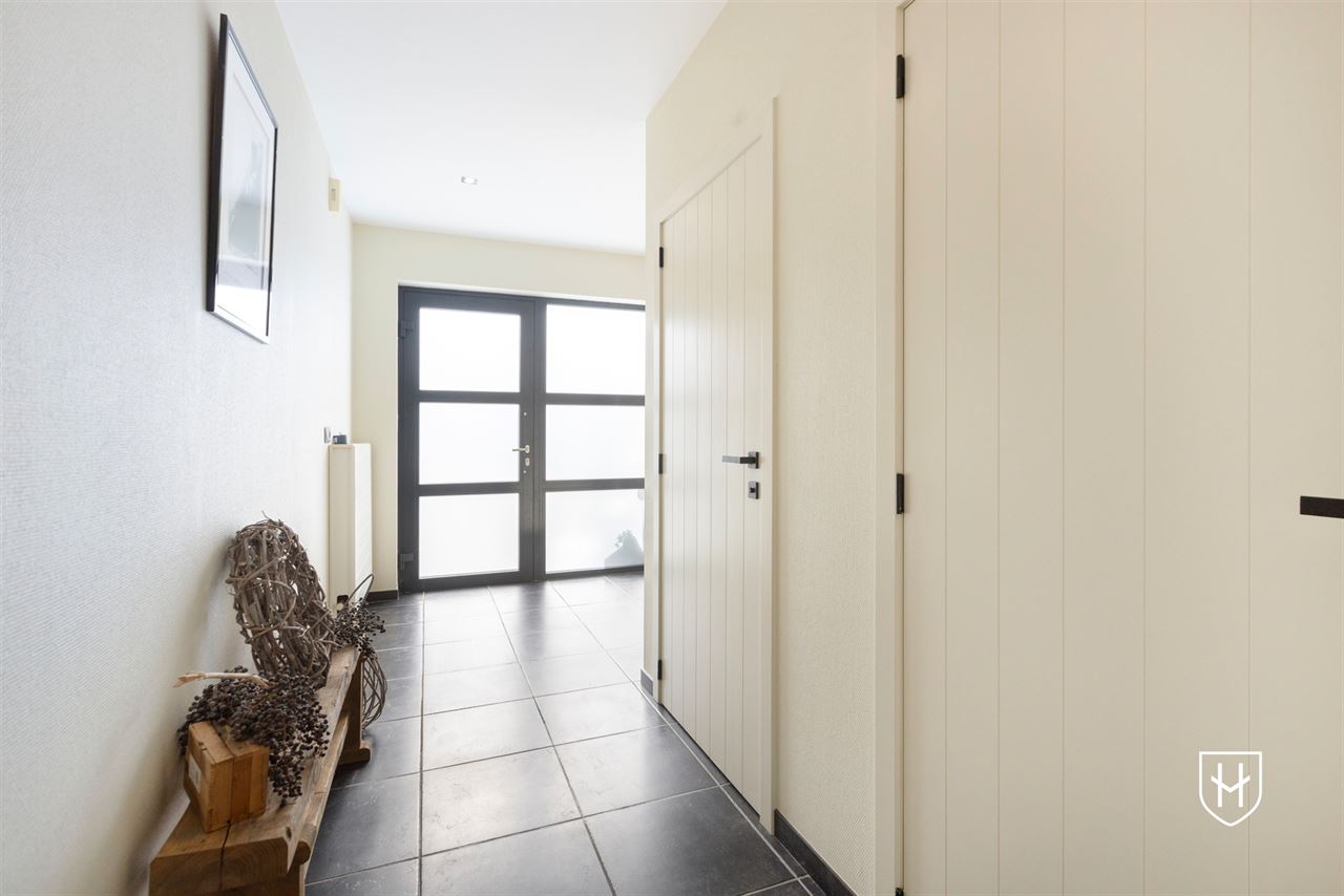 Royale (kangoeroe)woning met paardenweide, 6 slaapkamers, riant souterrain en dubbele garage, op een unieke locatie aan de bosrand van Lanaken-Gellik