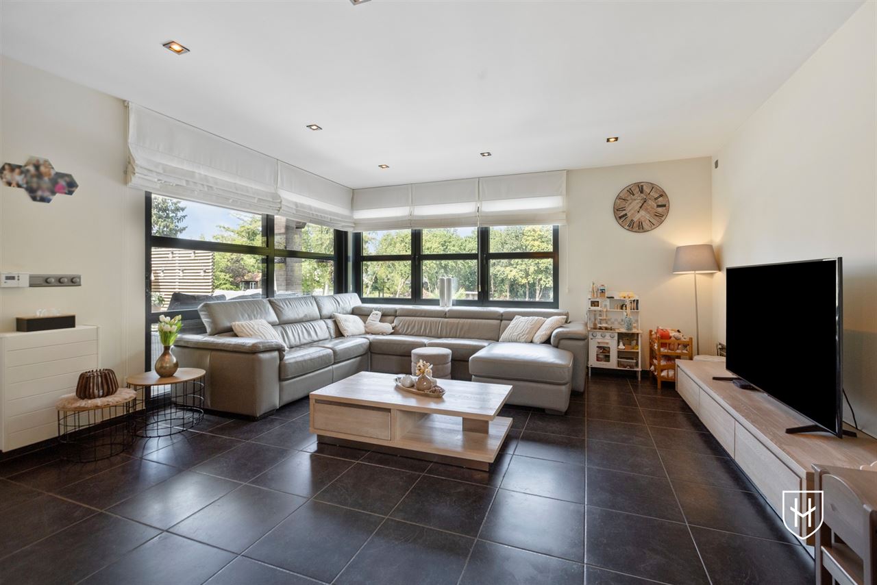 Royale (kangoeroe)woning met paardenweide, 6 slaapkamers, riant souterrain en dubbele garage, op een unieke locatie aan de bosrand van Lanaken-Gellik