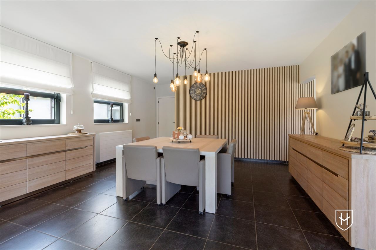 Royale (kangoeroe)woning met paardenweide, 6 slaapkamers, riant souterrain en dubbele garage, op een unieke locatie aan de bosrand van Lanaken-Gellik