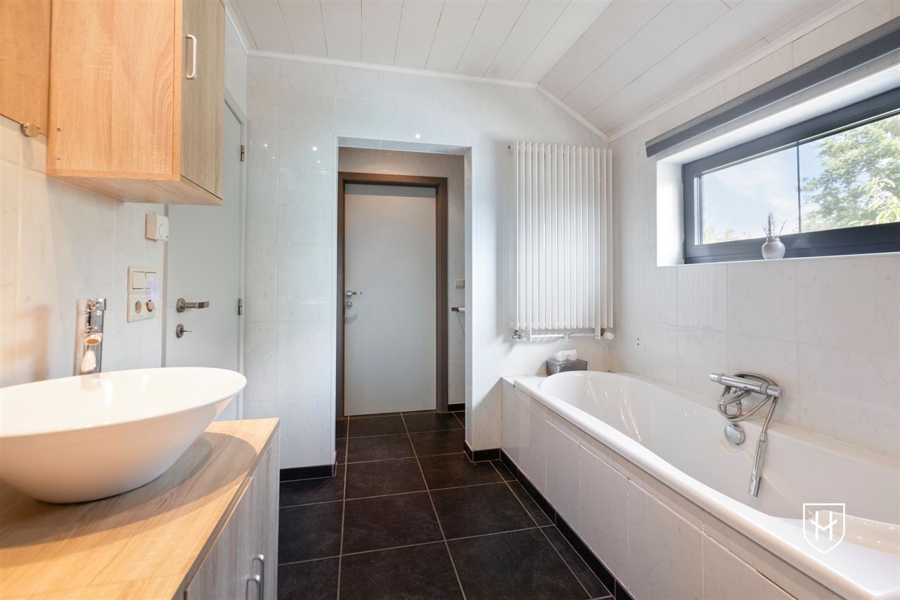 Royale (kangoeroe)woning met paardenweide, 6 slaapkamers, riant souterrain en dubbele garage, op een unieke locatie aan de bosrand van Lanaken-Gellik