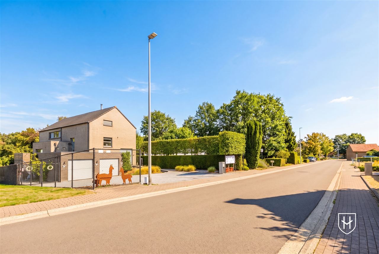 Royale (kangoeroe)woning met paardenweide, 6 slaapkamers, riant souterrain en dubbele garage, op een unieke locatie aan de bosrand van Lanaken-Gellik