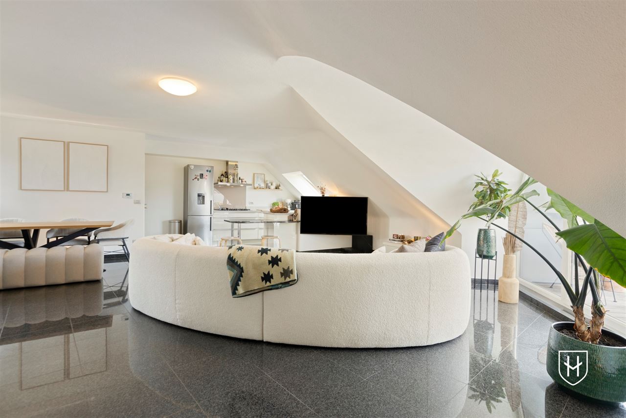 Smaakvol design-penthouse met autostandplaats en twee terrassen, mooi gelegen nabij het centrum van Lanaken