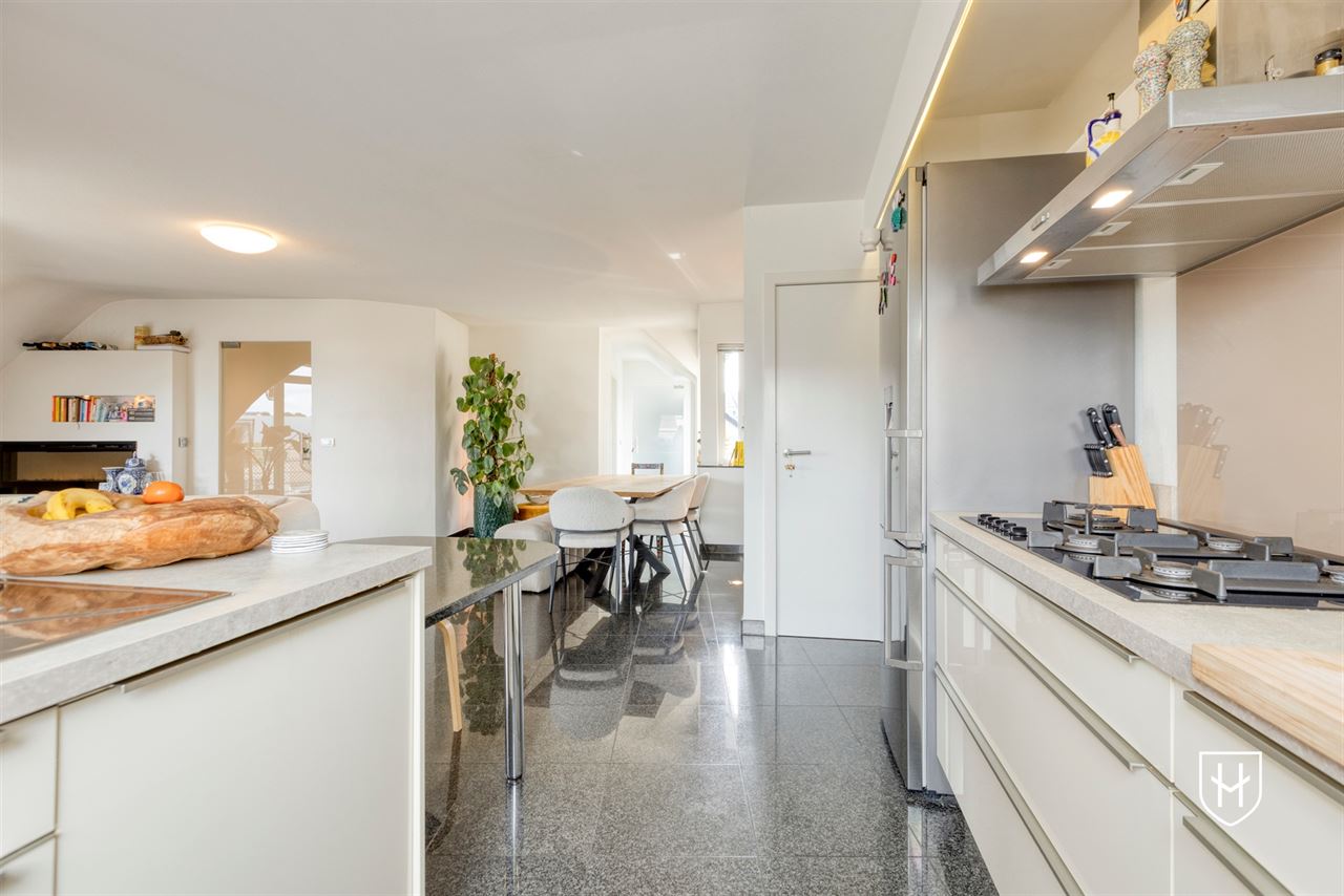 Smaakvol design-penthouse met autostandplaats en twee terrassen, mooi gelegen nabij het centrum van Lanaken