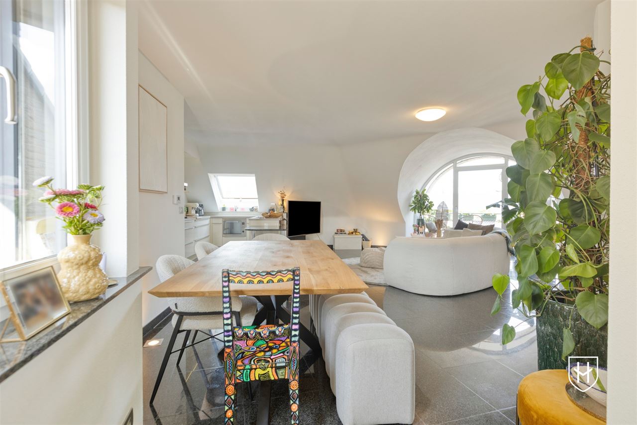 Smaakvol design-penthouse met autostandplaats en twee terrassen, mooi gelegen nabij het centrum van Lanaken