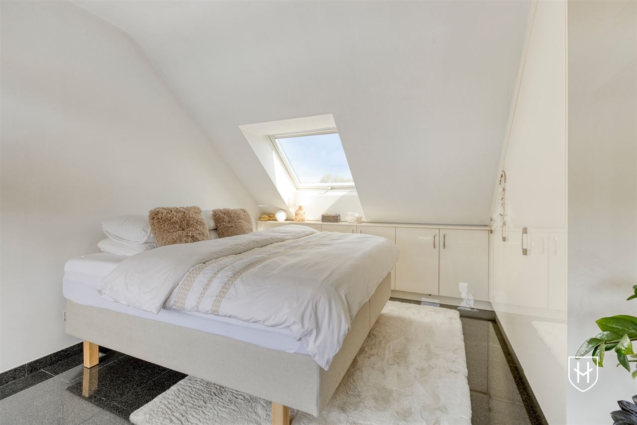 Smaakvol design-penthouse met autostandplaats en twee terrassen, mooi gelegen nabij het centrum van Lanaken