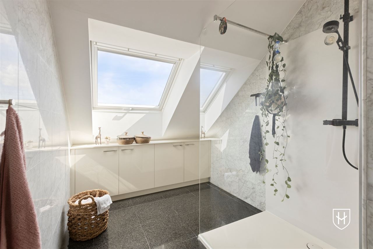 Smaakvol design-penthouse met autostandplaats en twee terrassen, mooi gelegen nabij het centrum van Lanaken