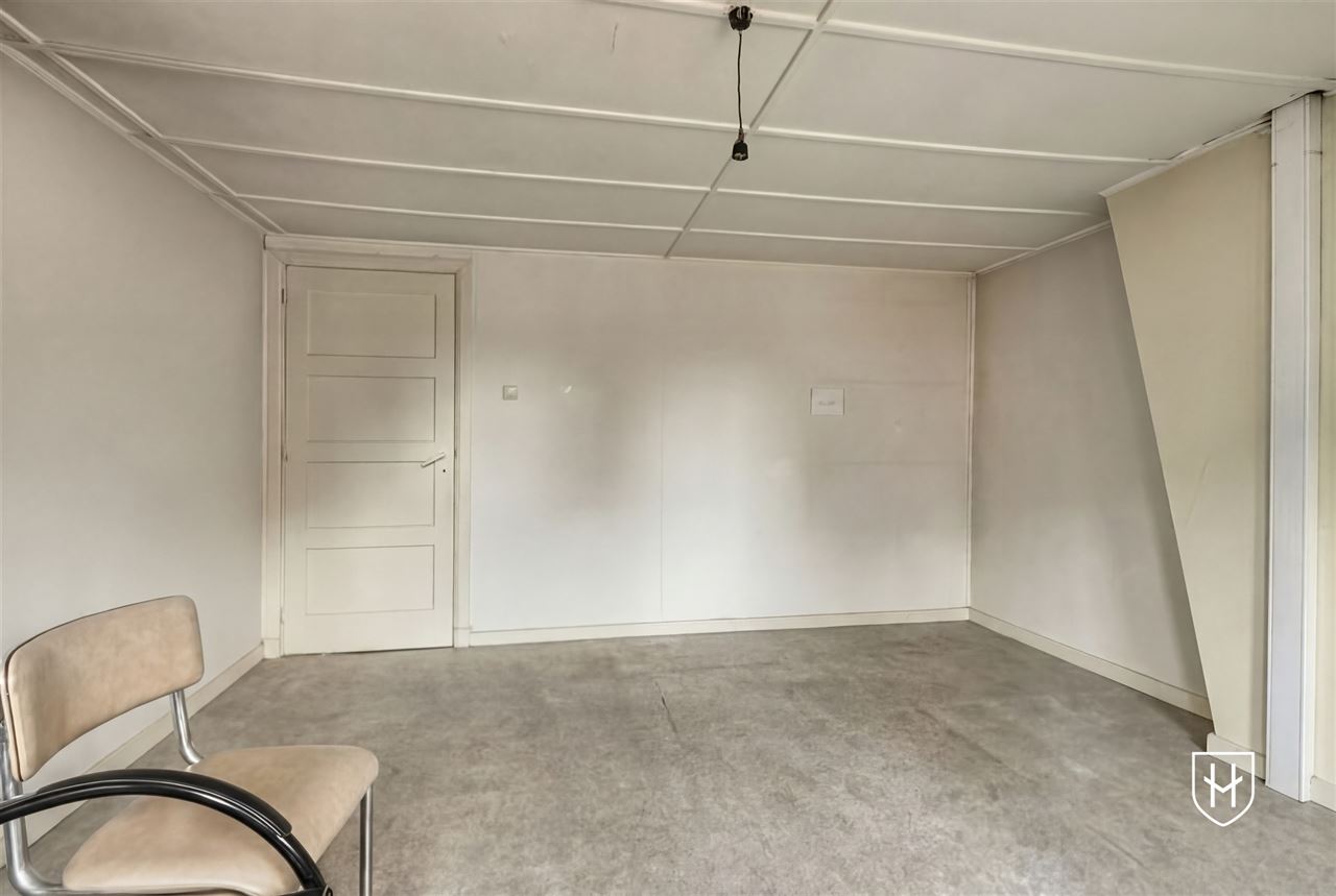 Immeuble de bureaux de caractère doté d'un grand parking privé, bénéficiant d'un emplacement extrêmement central à Maasmechelen