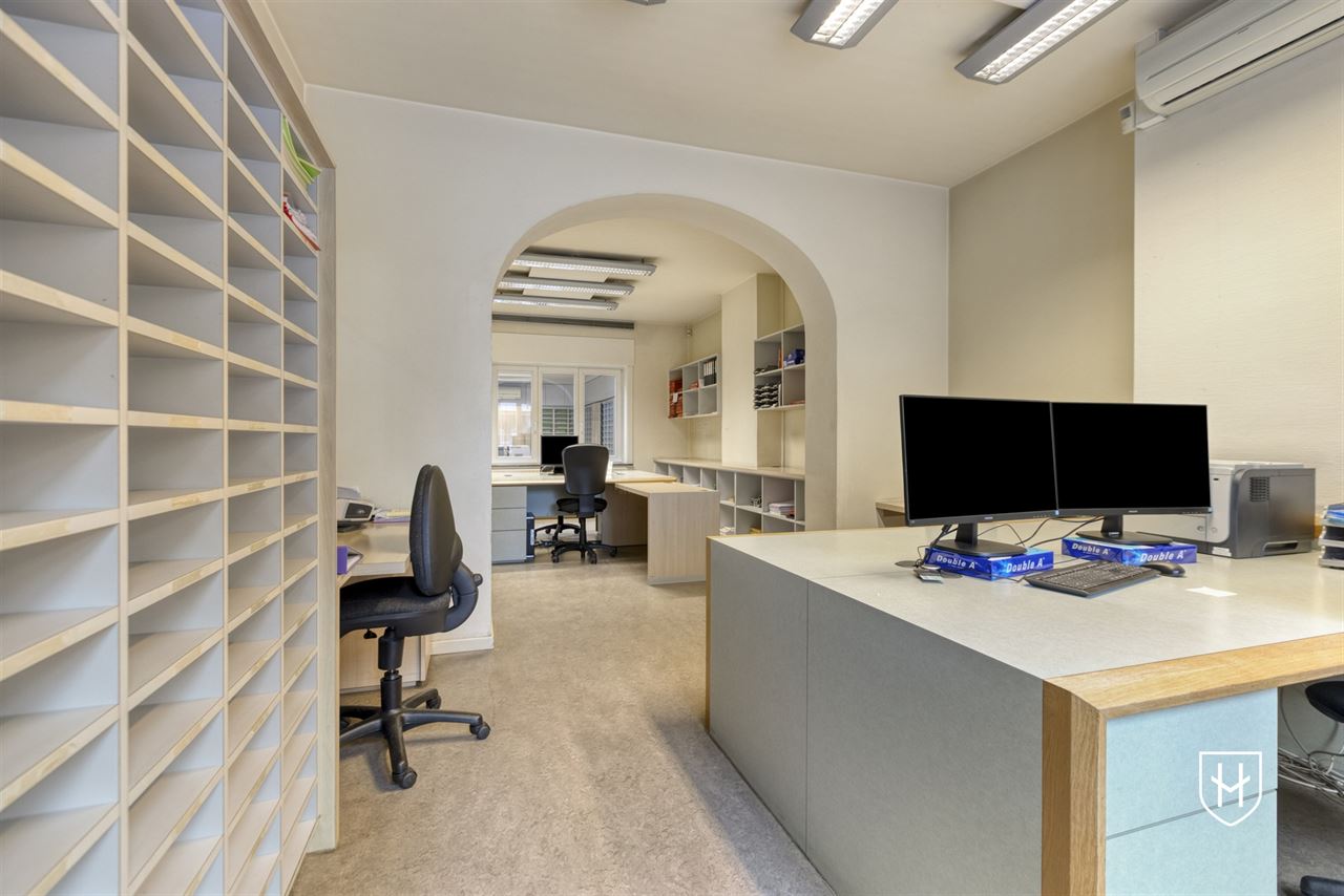 Immeuble de bureaux de caractère doté d'un grand parking privé, bénéficiant d'un emplacement extrêmement central à Maasmechelen